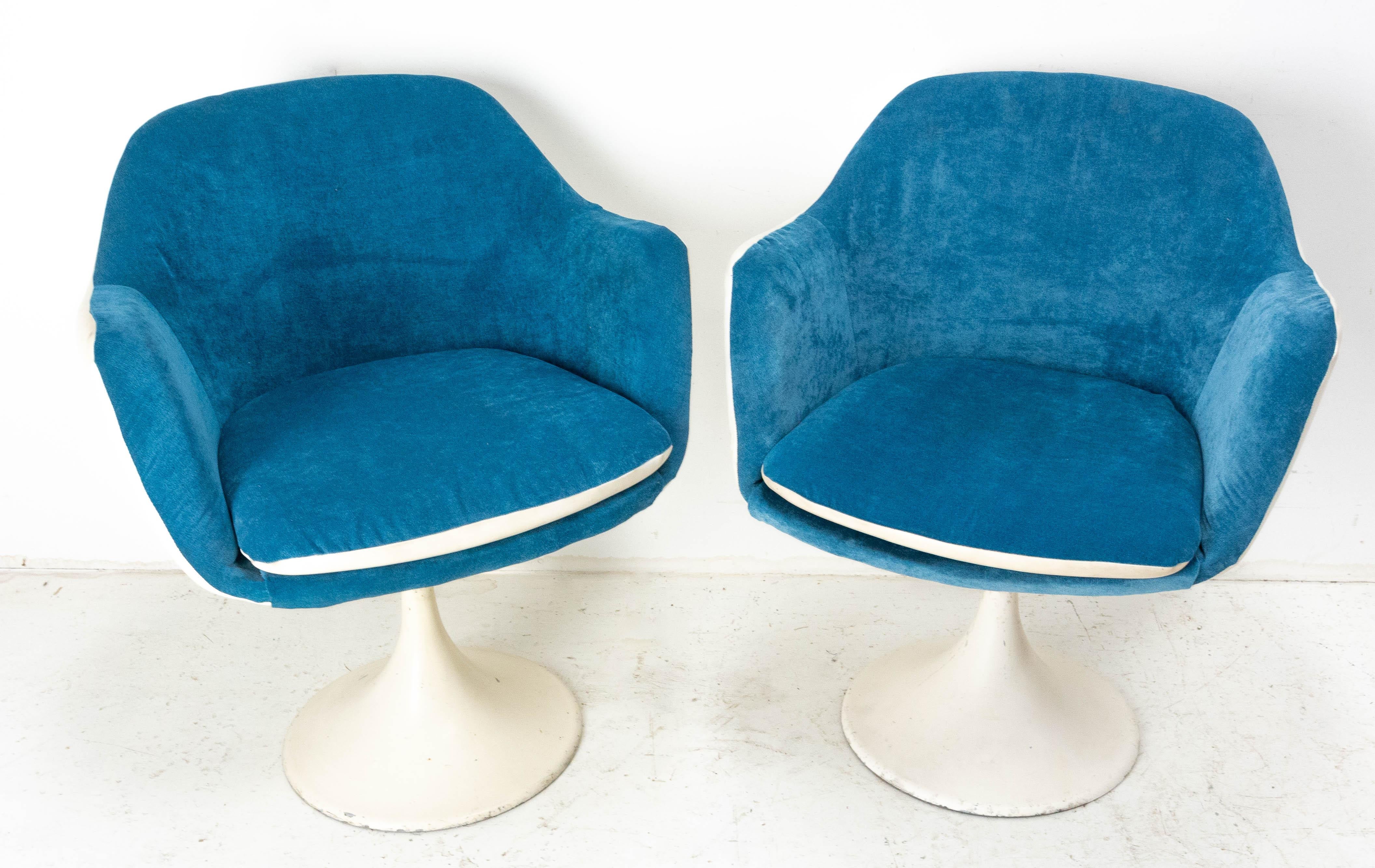 Two vintage fauteuils chauffeuse chairs,
Very typical of the 1970s 
The fabric is new
Good condition

Shipping:
L120 P67 H45 19Kg.