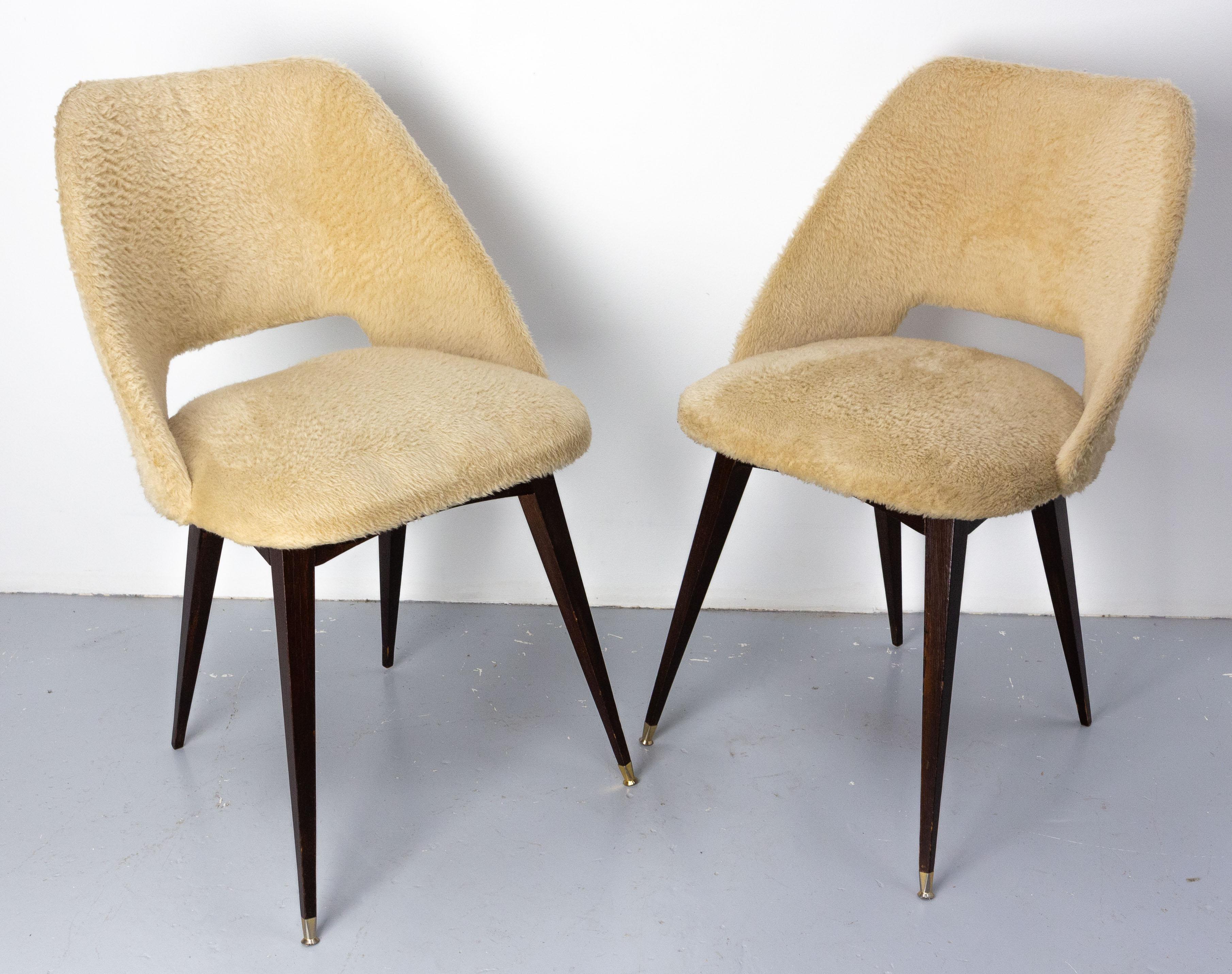 Zwei Vintage-Stühle,
Sehr typisch für die 1970er Jahre 
Der Stoff kann beibehalten oder nach Belieben verändert werden.
Guter Zustand

Versand:
P51 H86 / l 47 cm 8.4 Kg. Ein abgesessener Fuß.