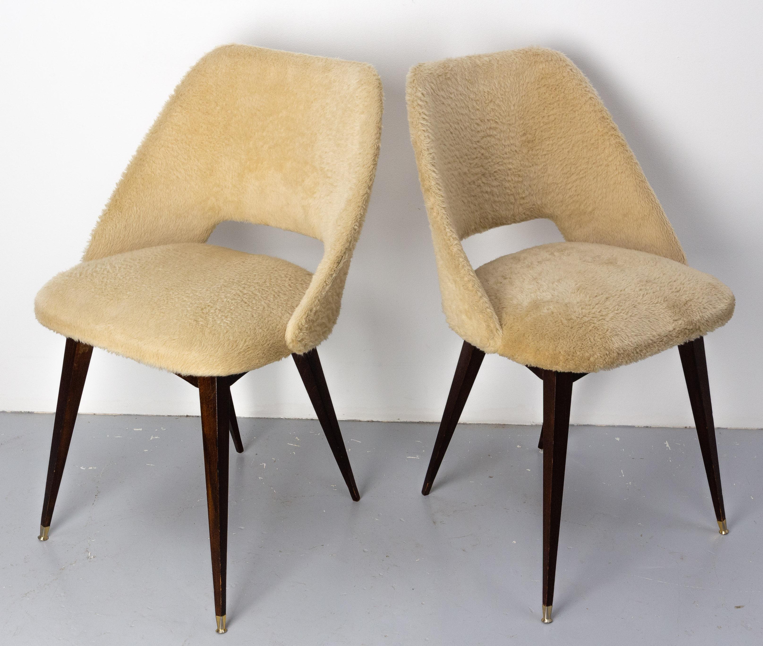 Zwei französische Stühle aus der Mitte des Jahrhunderts Holz und Stoff, typisch für die siebziger Jahre um 1970 (Französisch) im Angebot