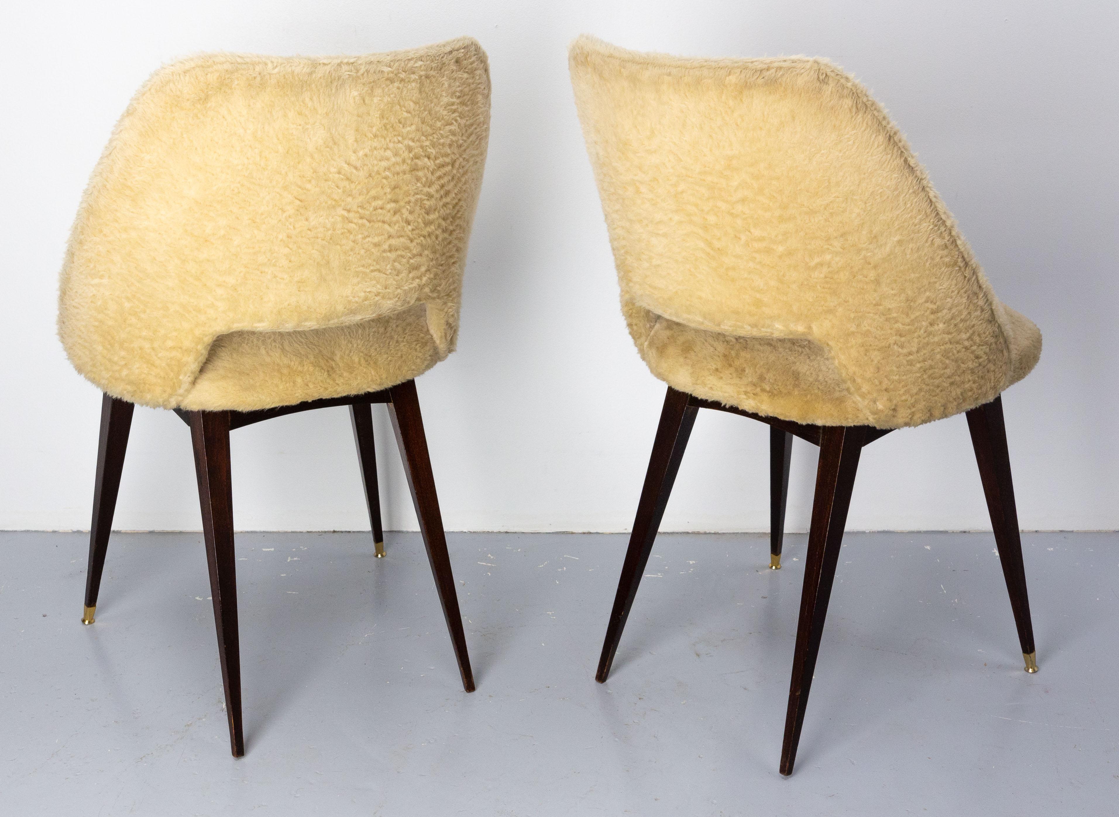 Zwei französische Stühle aus der Mitte des Jahrhunderts Holz und Stoff, typisch für die siebziger Jahre um 1970 (20. Jahrhundert) im Angebot