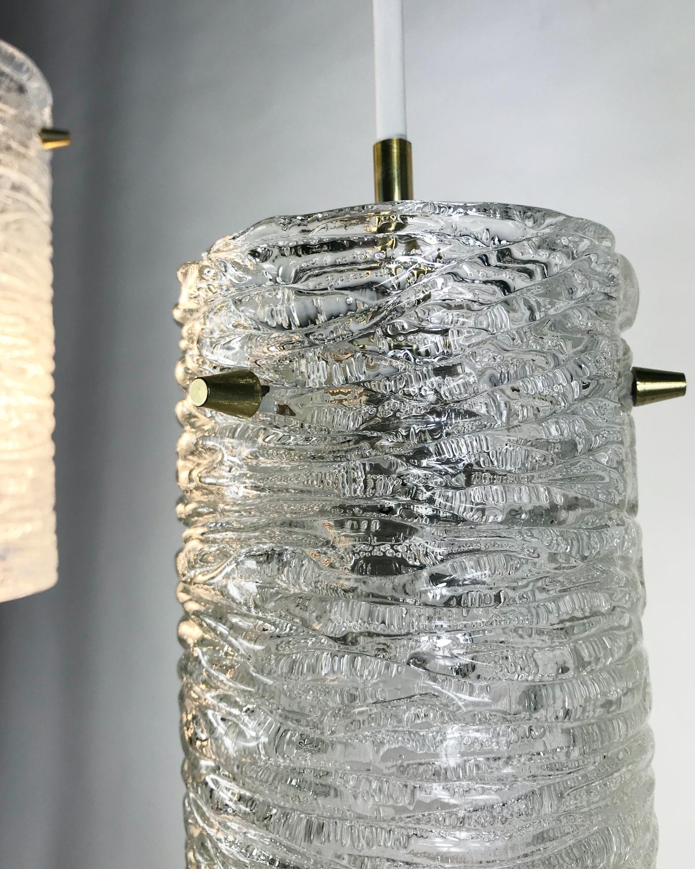 Autrichien Deux lampes suspendues du milieu du siècle J.T. Kalmar en laiton & en verre texturé:: années 1960:: Autriche en vente