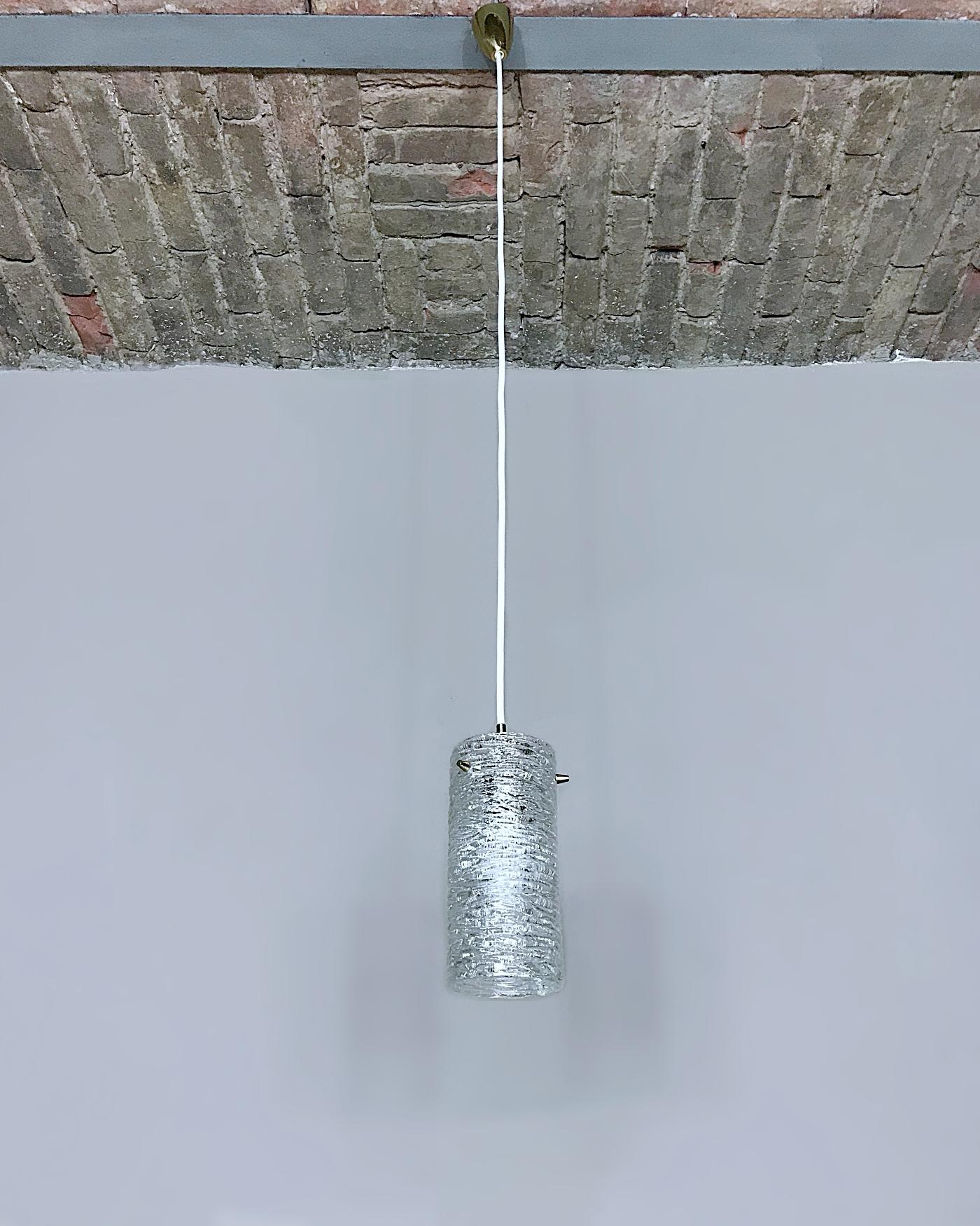 Verre brun Deux lampes suspendues du milieu du siècle J.T. Kalmar en laiton & en verre texturé:: années 1960:: Autriche en vente