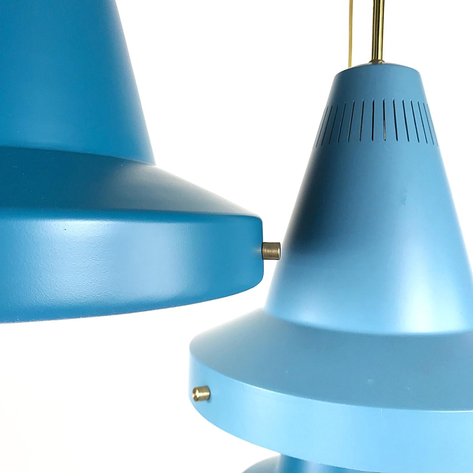 Schöne Mid-Century Modern Deckenlampen. Die beiden hellblauen Lampen sind von Stilnovo beschriftet. Die Lampen sind etwas unterschiedlich gefärbt - zwei von ihnen sind hellblau, die anderen beiden sind dunkler. Diese Lampe ist eine auffällige