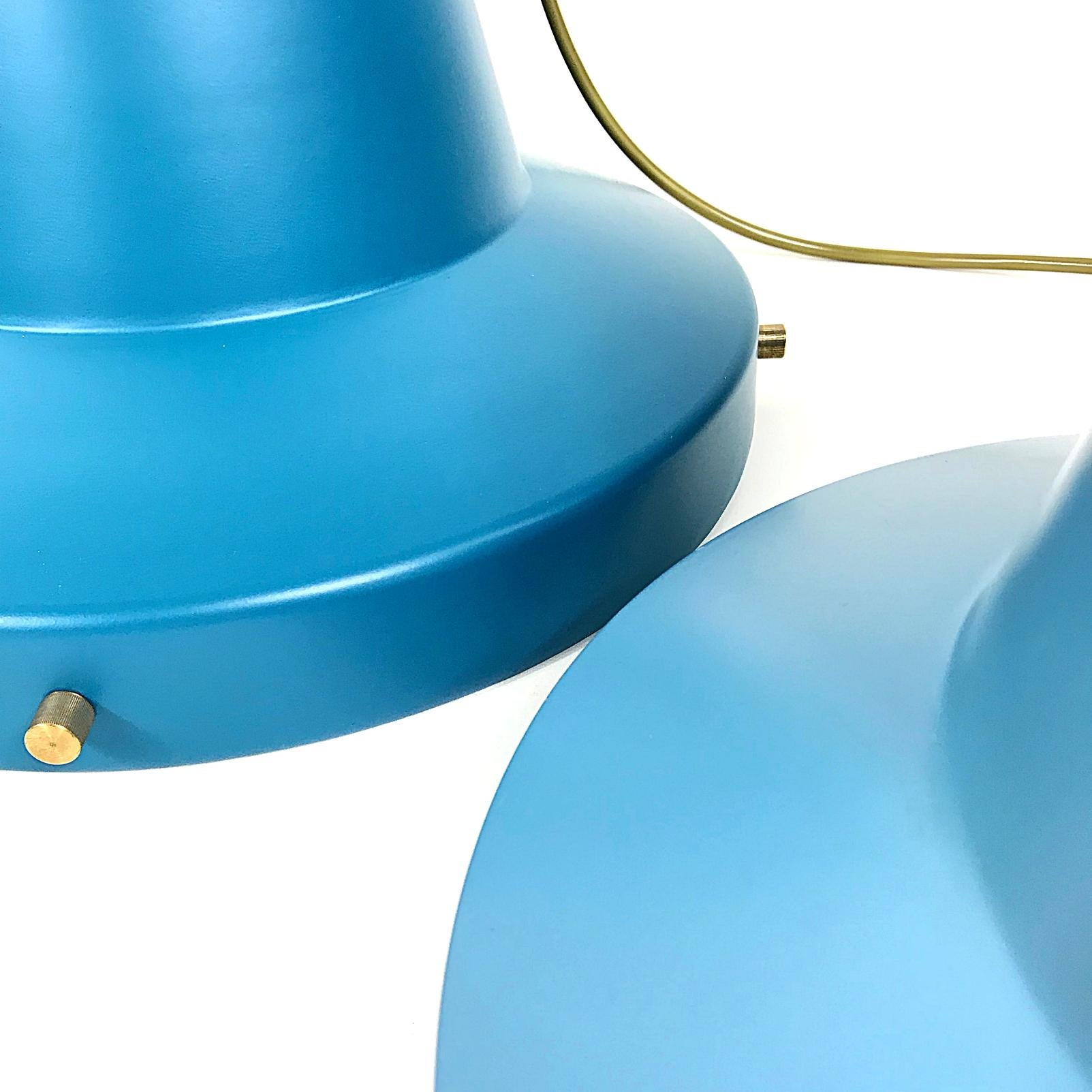 20ième siècle Deux des quatre lampes à suspension bleues Stilnovo, de style moderne du milieu du siècle dernier, années 1950, Italie en vente