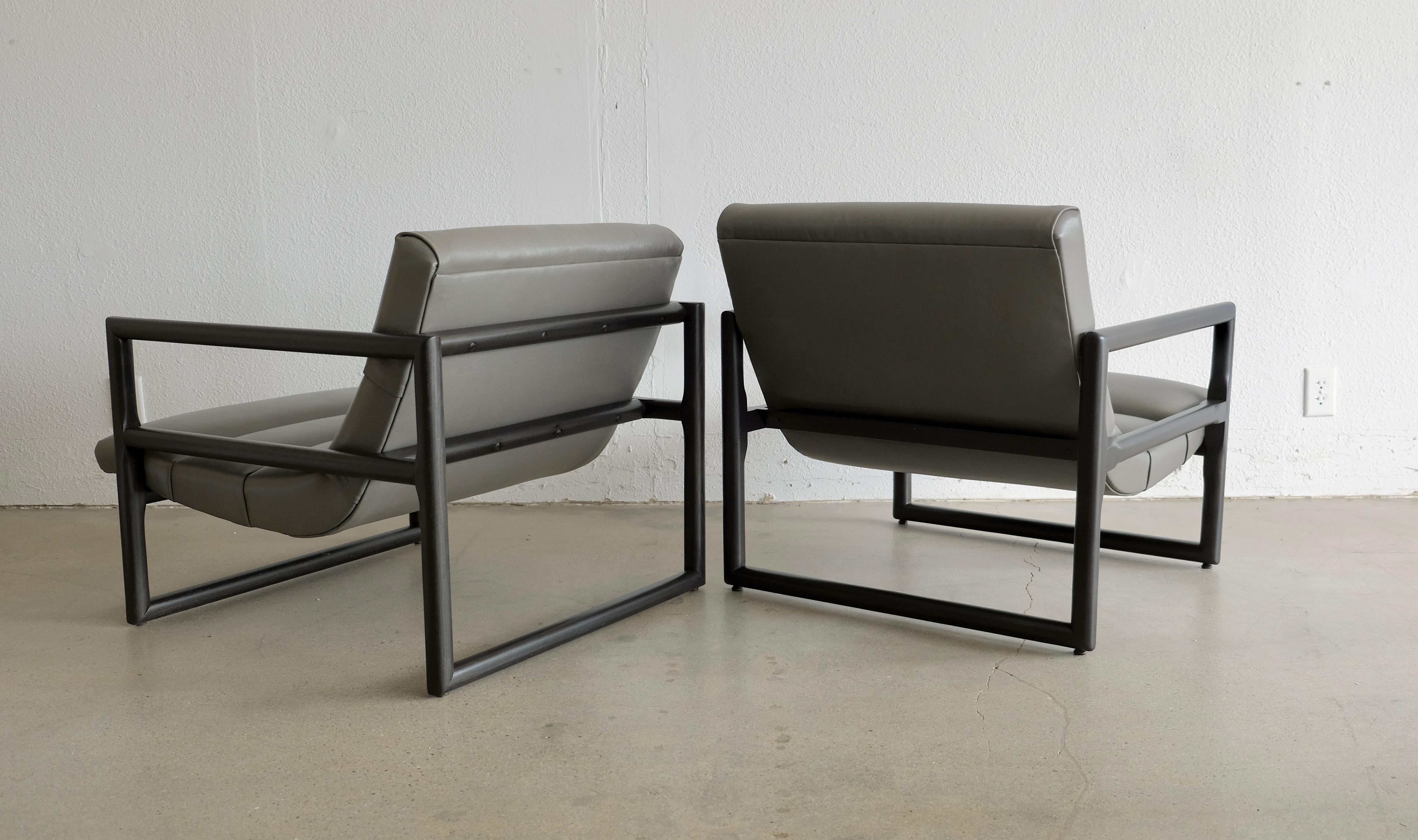 Two Milo Baughman Scoop Lounge Chairs in Ebonized Black and Grey Leather In Excellent Condition For Sale In Palm Springs, CA