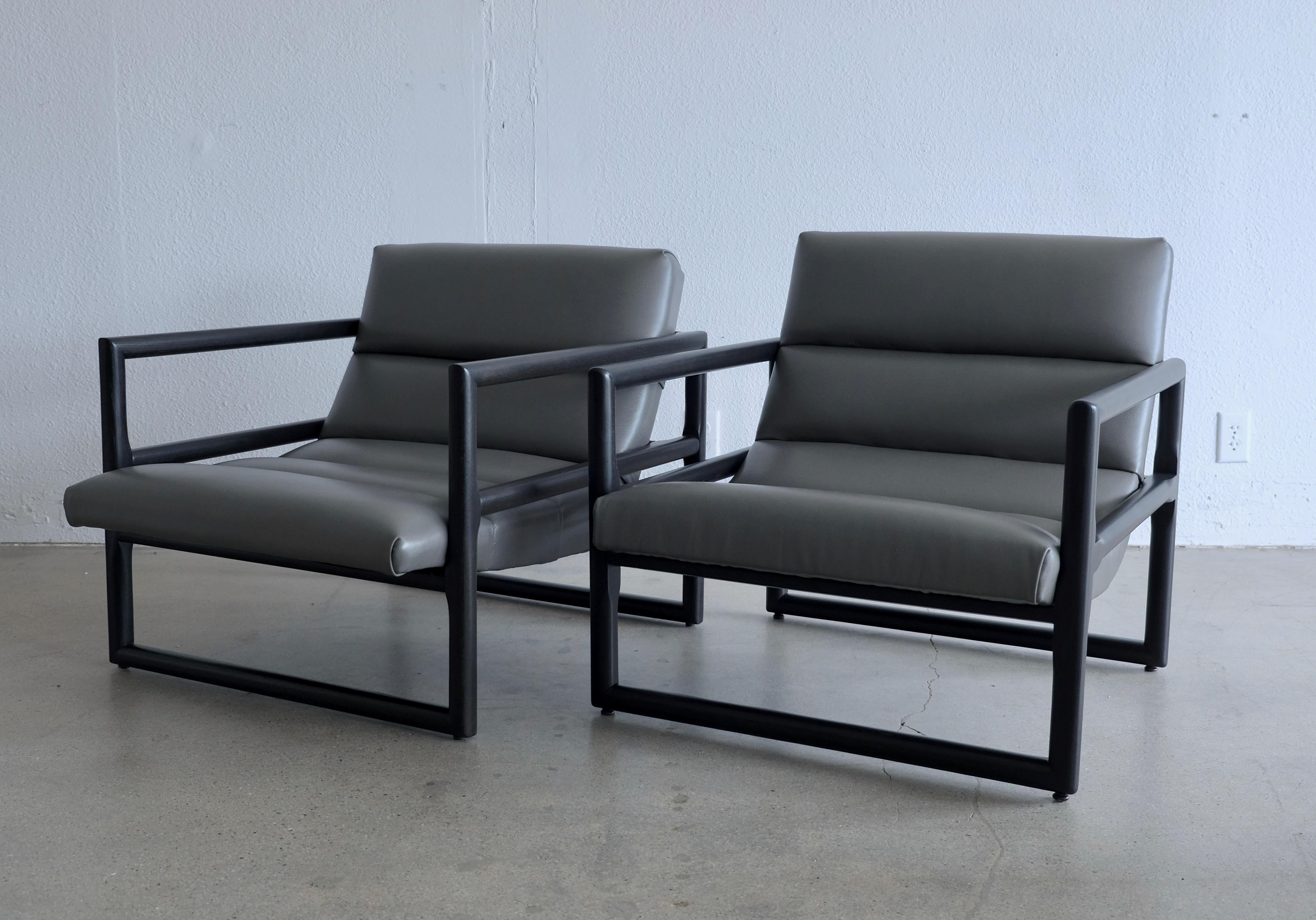 20th Century Two Milo Baughman Scoop Lounge Chairs in Ebonized Black and Grey Leather For Sale