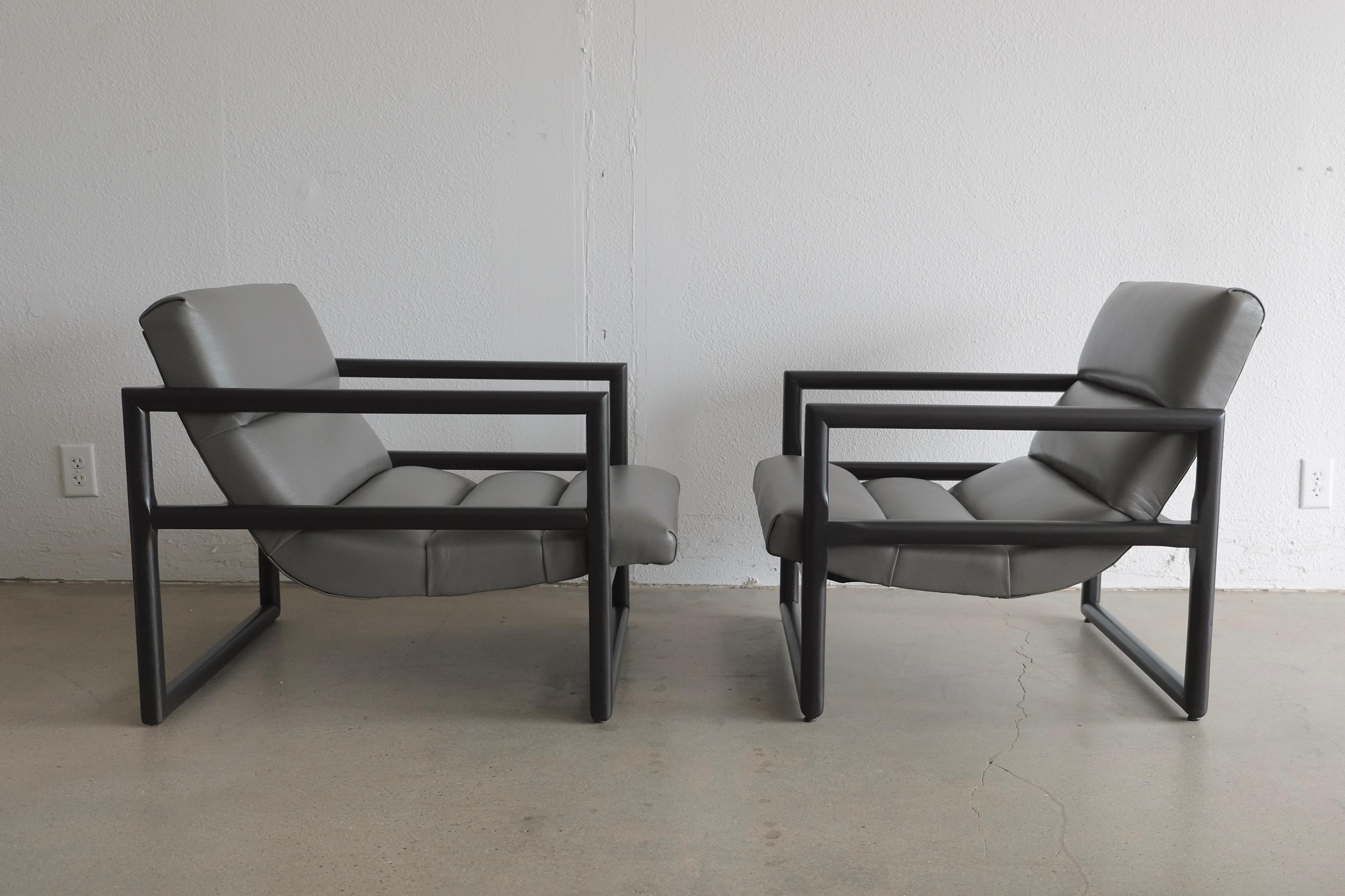 Two Milo Baughman Scoop Lounge Chairs in Ebonized Black and Grey Leather For Sale 1