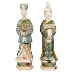 Deux dignitaries de poterie chinoises de style Ming
