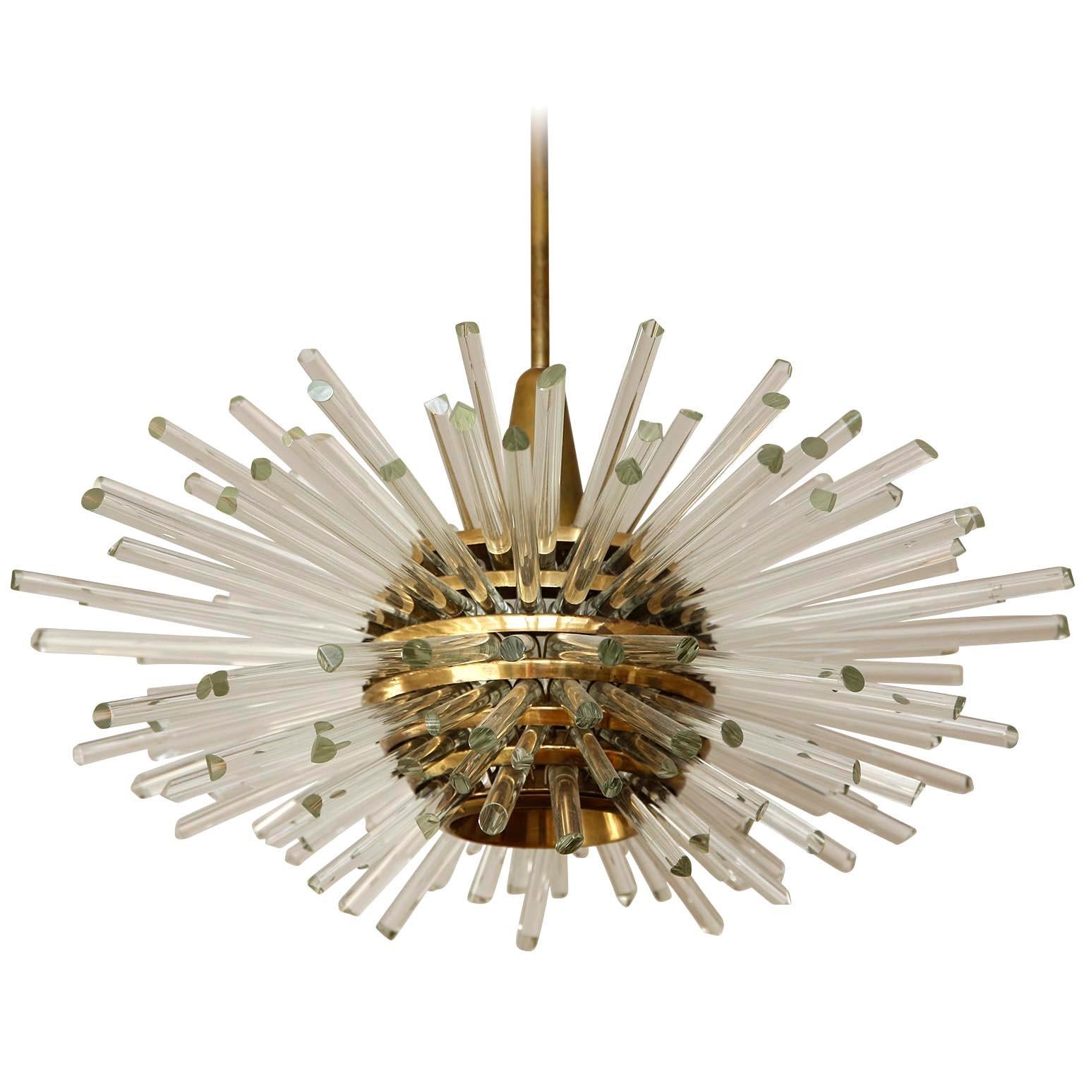È disponibile solo una luce!
Uno dei due fantastici lampadari Sputnik di Bakalowits & Sohne, Austria, prodotti a metà del secolo scorso (fine anni '60 o inizio anni '70). Una struttura a più livelli realizzata con anelli di ottone massiccio e aste