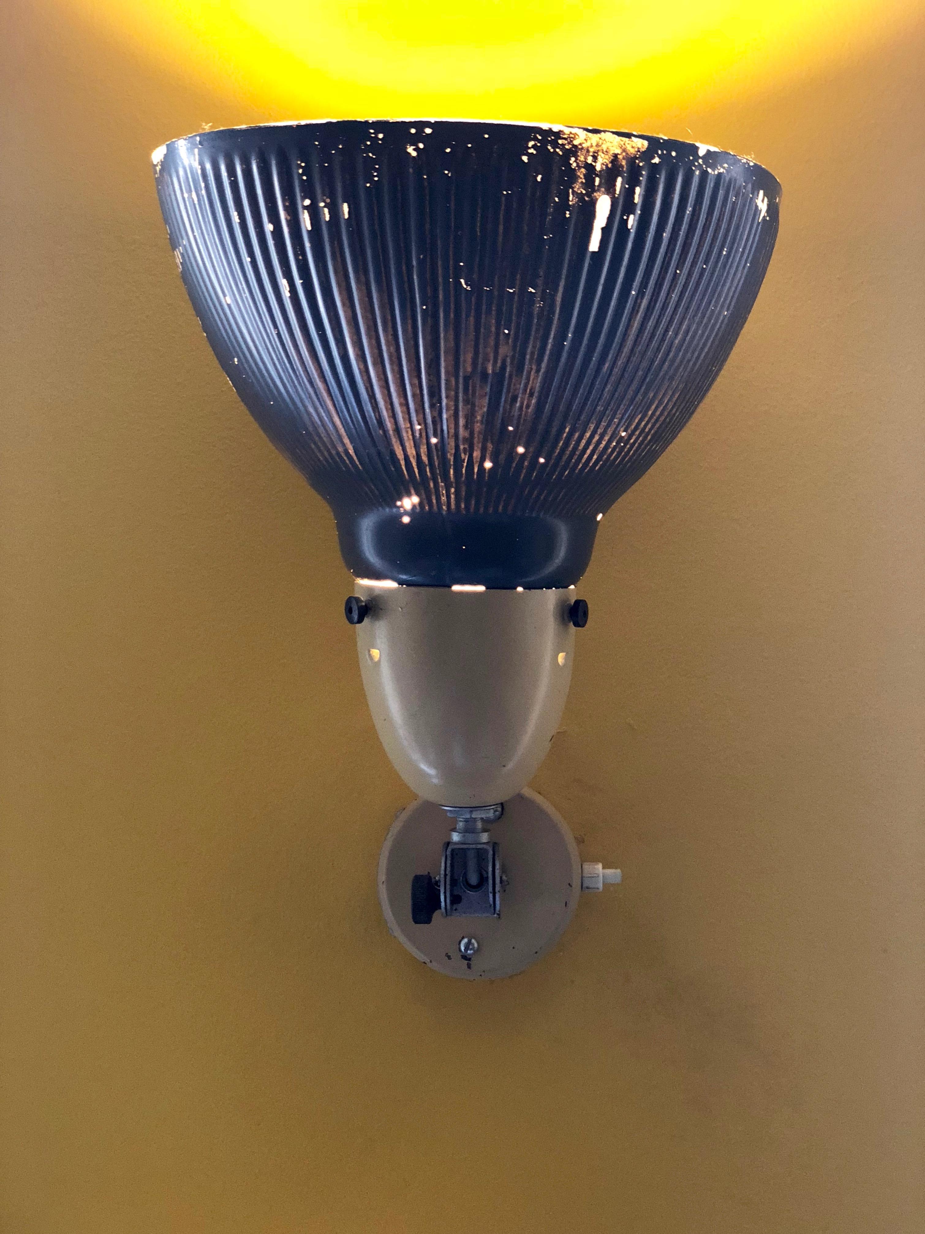Industrielle Wandlampen aus verspiegeltem Glas, 1950er-Jahre im Angebot 5