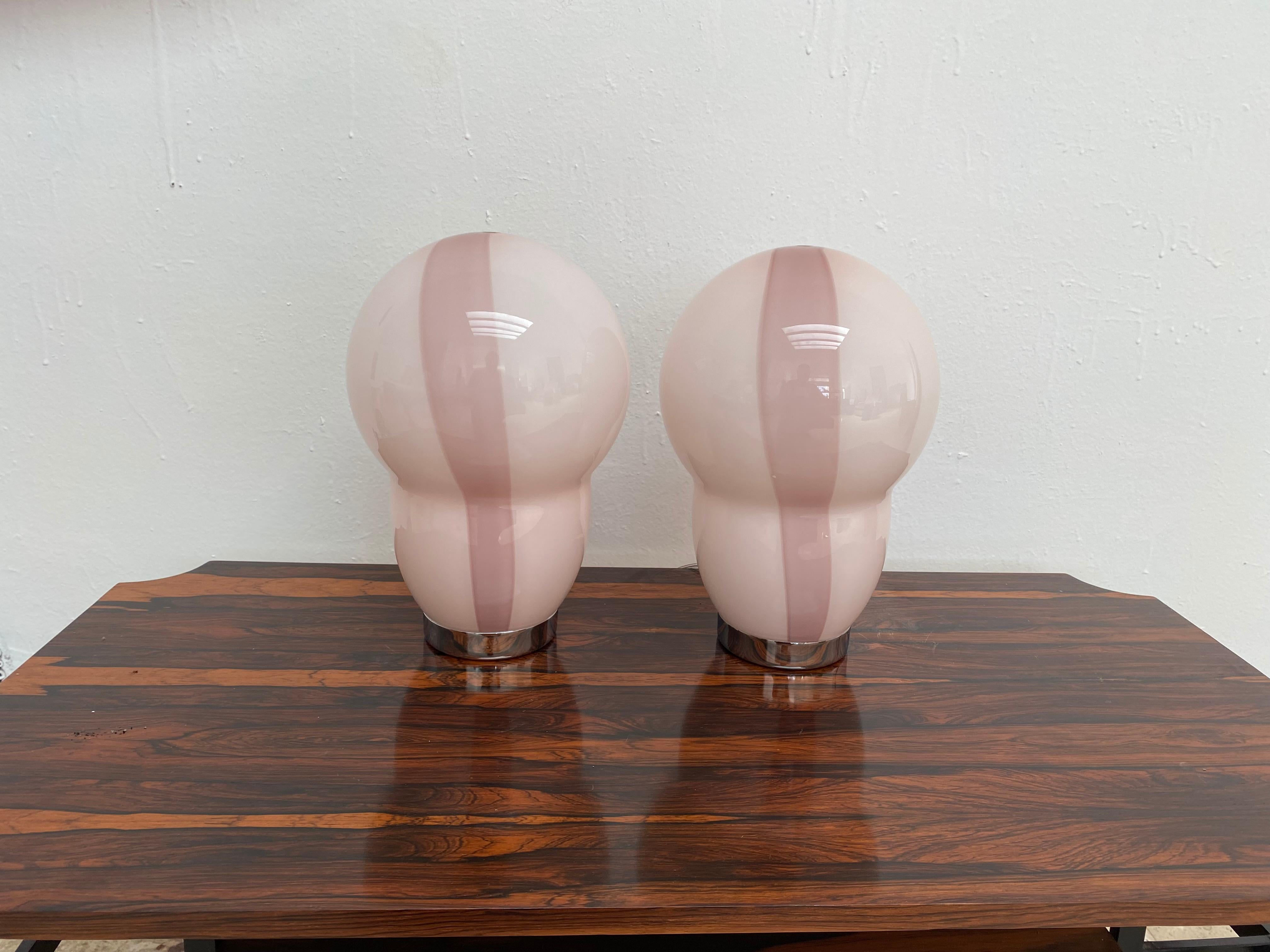 Beautiful table lamps in pink hand-blown murano glass.
Designed by Ettore Sottsass for Venini and manufactured in 1994.
The glass shade is signed 