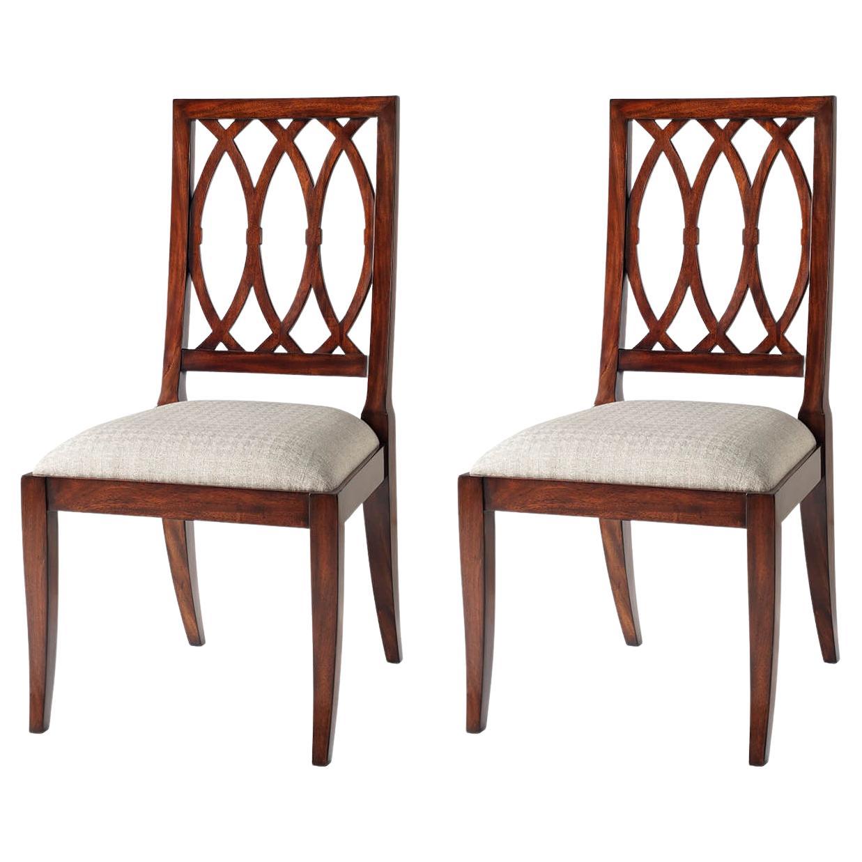 Deux chaises de salle à manger modernes à dossier en treillis en vente