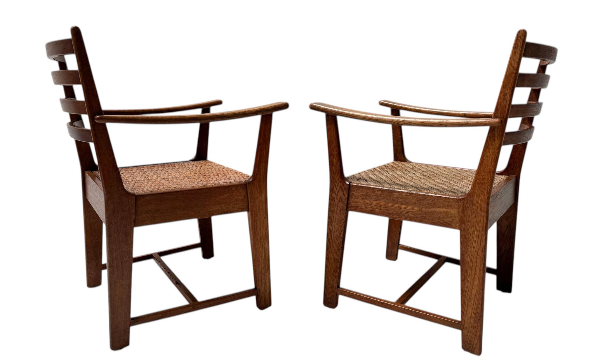 Wunderschönes und seltenes Paar modernistischer Art-Déco-Sessel.
Entwurf von Bas van Pelt für My Home Den Haag.
Auffälliges niederländisches Design aus den 1930er Jahren.
Massive Eichenholzrahmen mit originalen Rattansitzen.
Eines der Paare ist mit