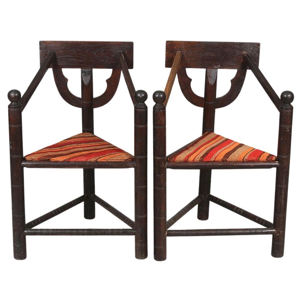 Paire de chaises à trois pieds en teck gravé à la main. Les chaises Monk. 