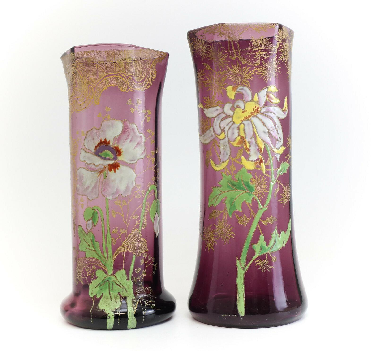 Deux grands vases Mont Joye en verre d'art améthyste - avec des motifs floraux en émail en relief peints à la main et des détails dorés.

Informations complémentaires :
Fait à la main : Oui        
Matériau : Verre
Type : Vase       