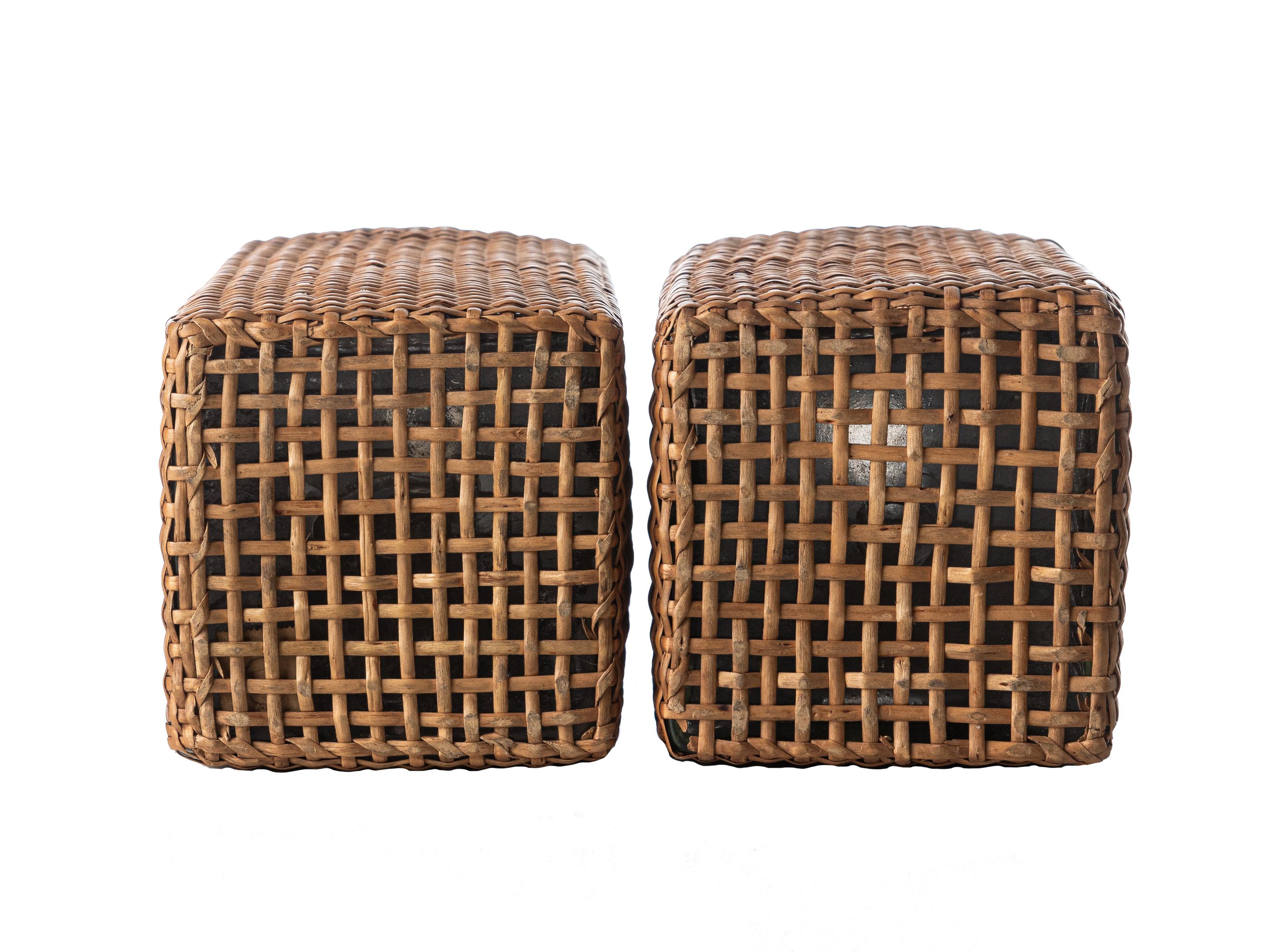 Fatto a mano Due bottiglie di vino in vetro soffiato a bocca in una gabbia di rattan, Francia, circa 1900. in vendita