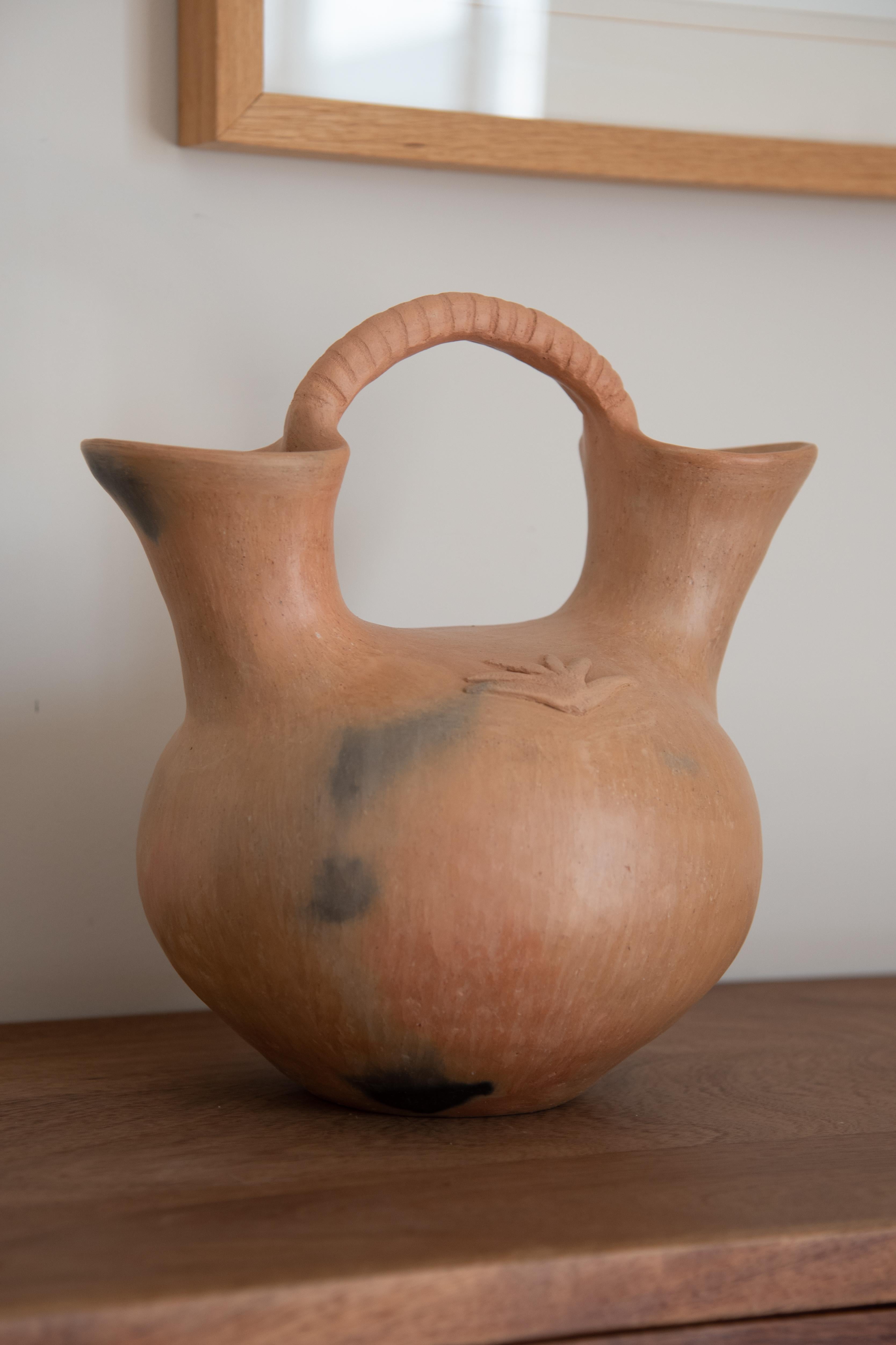 Este jarrón de cer�ámica tradicional rústica es una de las piezas más emblemáticas de la obra de Silvia. Parte de lo que hace que sus piezas de cerámica sean tan orgánicas y naturales es el proceso y la arcilla nativa de Oaxaca que Martínez utiliza