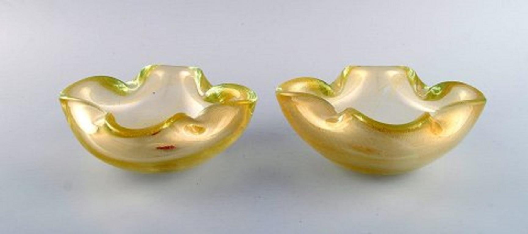 Two Murano bowls in mouth-blown art glass. Italian design, 1960s.
Measures: 15 x 7 cm.
In perfect condition.
Sticker.