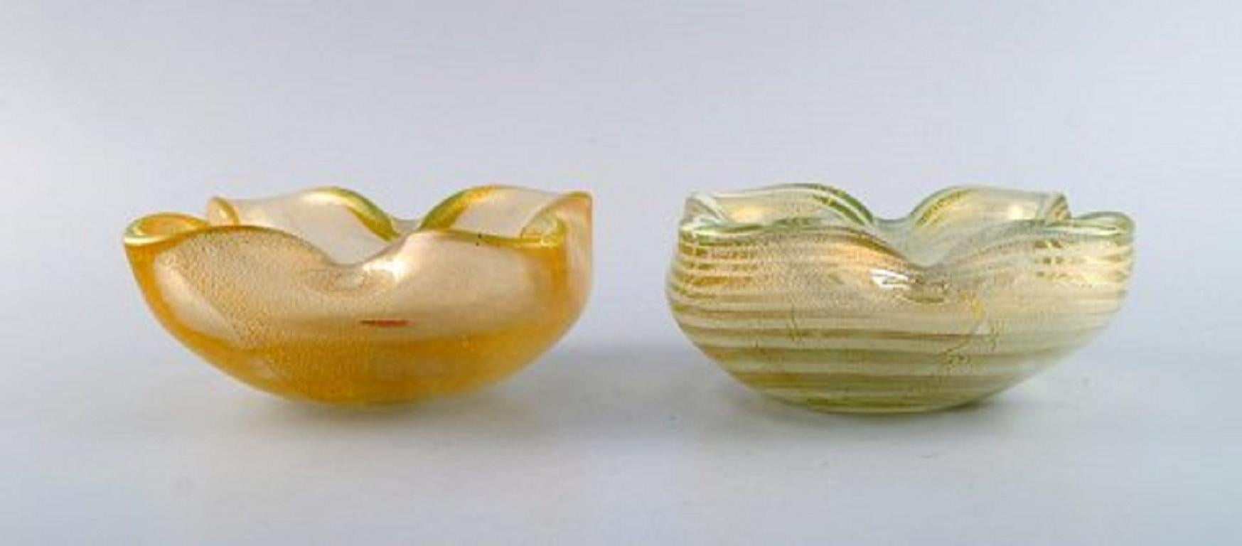 Two Murano bowls in mouth blown art glass. Italian design, 1960s.
Measures: 14 x 6.5 cm.
In perfect condition.
Sticker.