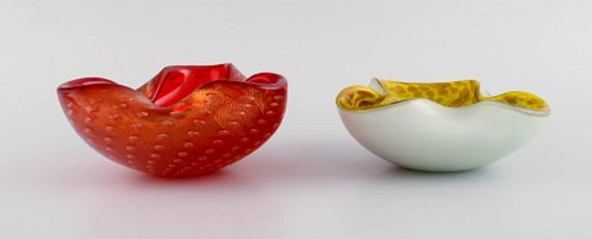 Two Murano bowls in mouth-blown art glass with inlaid bubbles. Italian design, 1960s.
Largest measures: 16 x 7 cm.
In perfect condition.