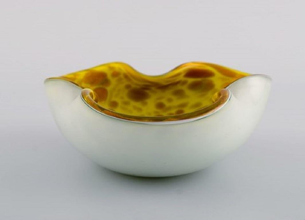 Two Murano Bowls in Mouth-Blown Art Glass with Inlaid Bubbles, Italian Design For Sale 2