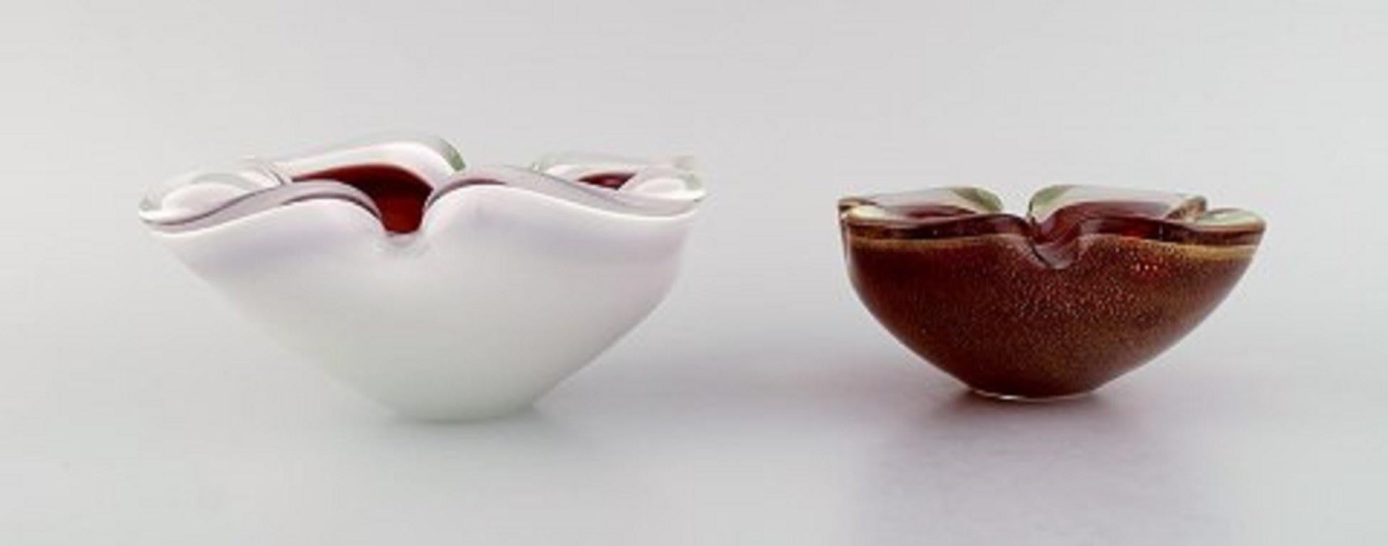 Due ciotole di Murano in vetro artistico soffiato a bocca rosso e bianco. Design italiano, anni '60.
Misure più grandi: 20,5 x 9 cm.
In perfette condizioni.