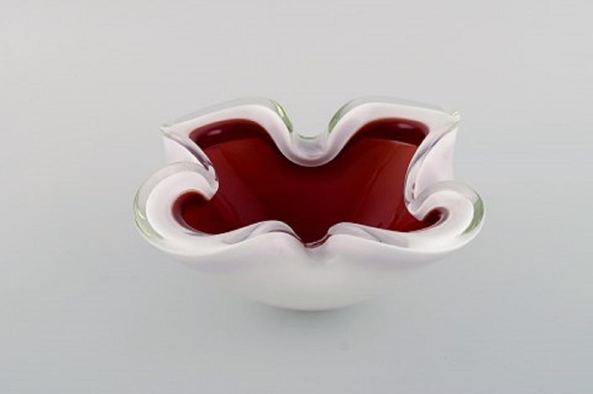 Two Murano Bowls in Red and White Mouth Blown Art Glass, Italian Design, 1960s In Excellent Condition For Sale In Copenhagen, DK