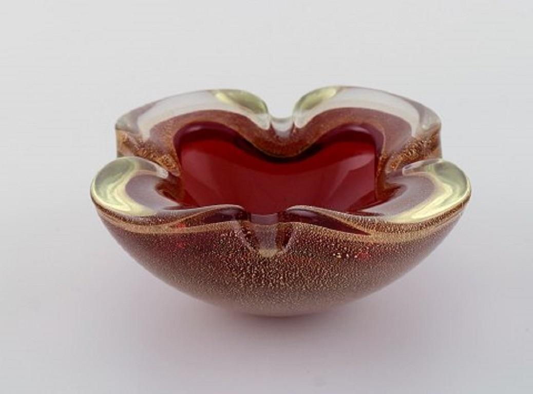 Two Murano Bowls in Red and White Mouth Blown Art Glass, Italian Design, 1960s For Sale 1