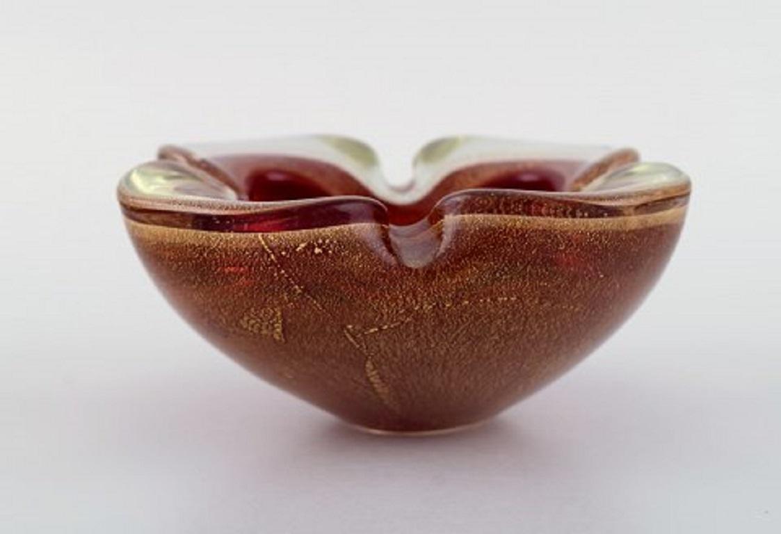 Two Murano Bowls in Red and White Mouth Blown Art Glass, Italian Design, 1960s For Sale 2