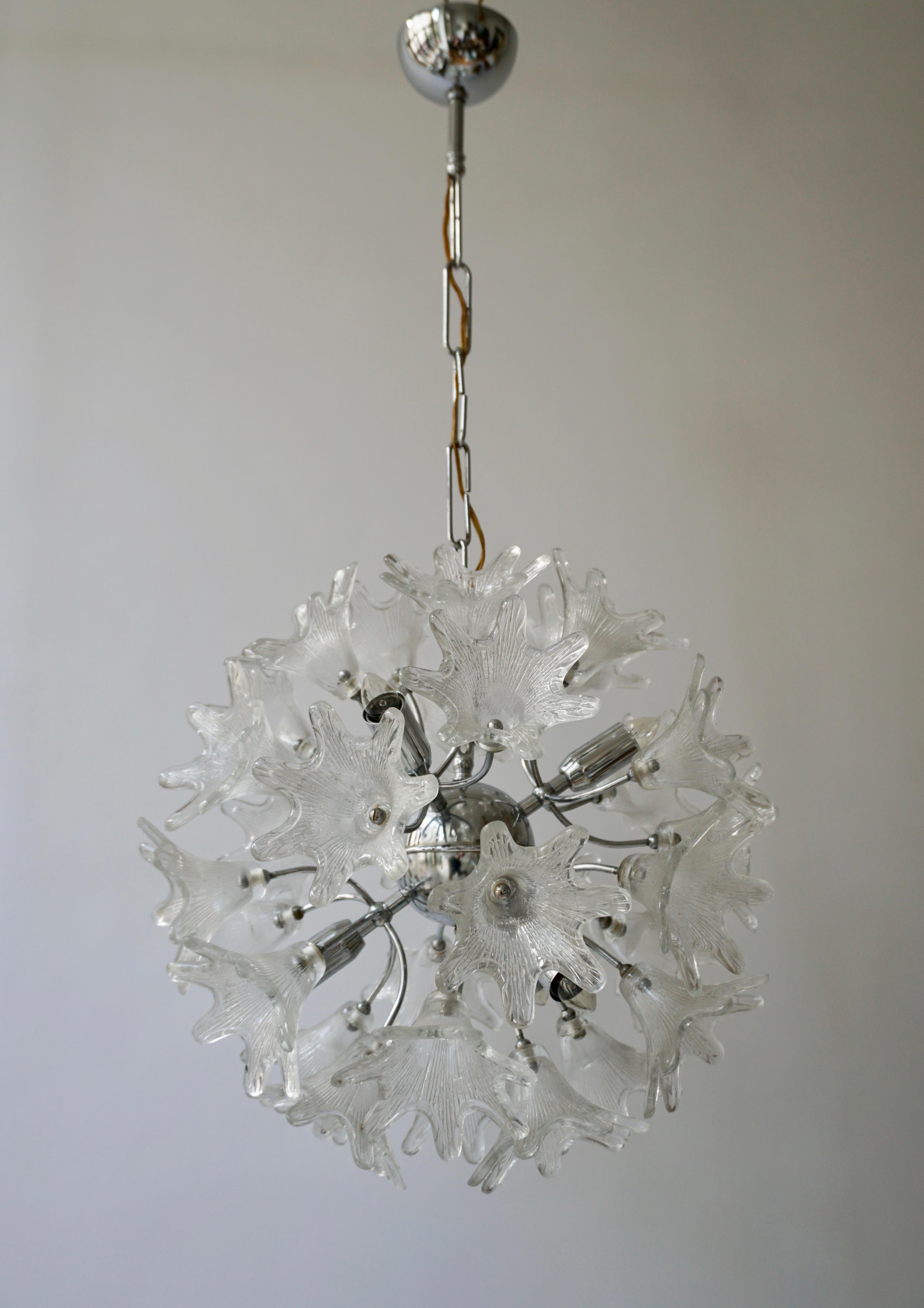 Exquisite two Murano Venini sputnik chandeliers with textured clear hand blown flowers petals set on chrome hardware.
Diameter:40 cm.
Height:70 cm.