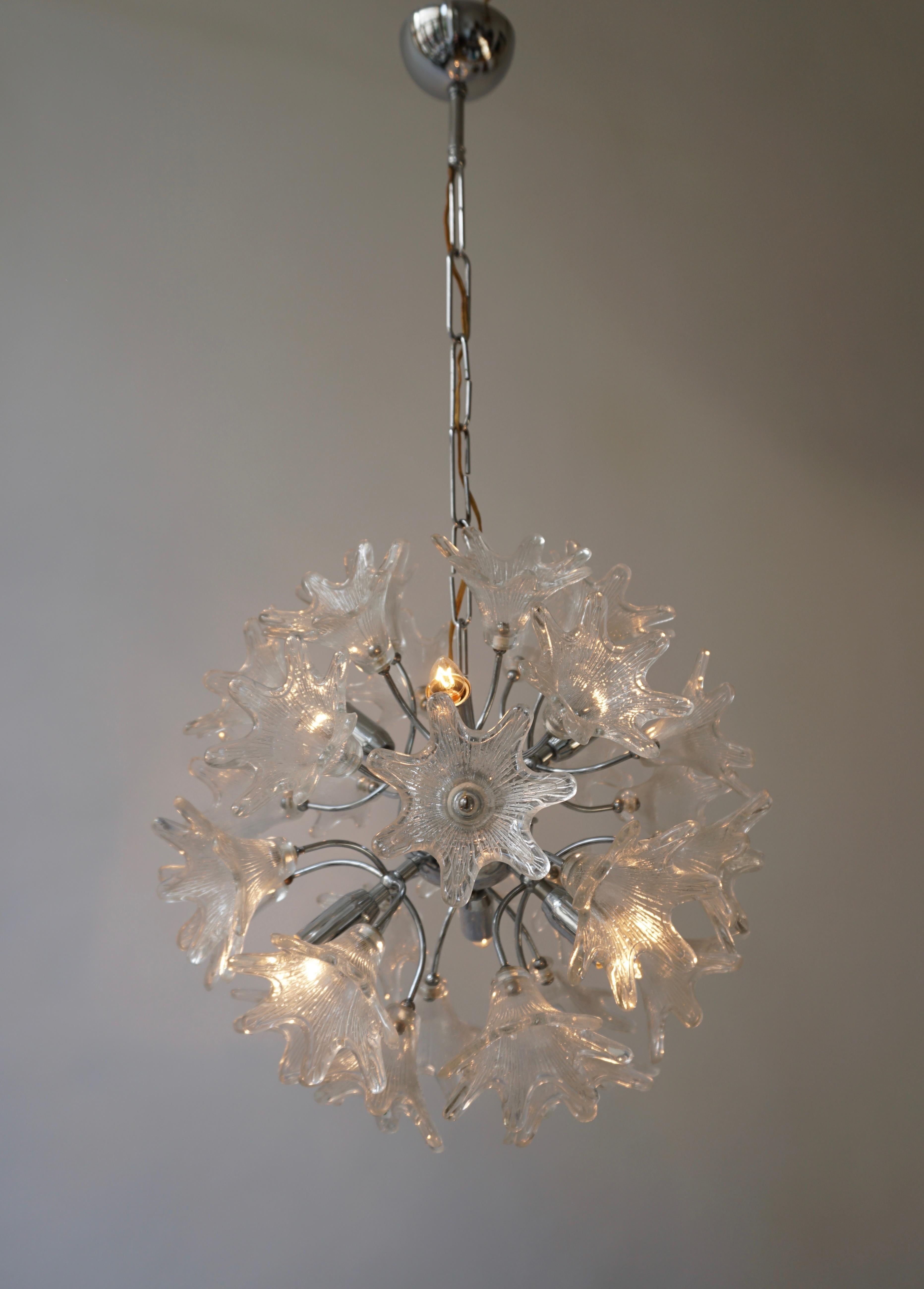 Mid-Century moderno Due lampadari Sputnik floreali di Murano con petali trasparenti strutturati in vendita