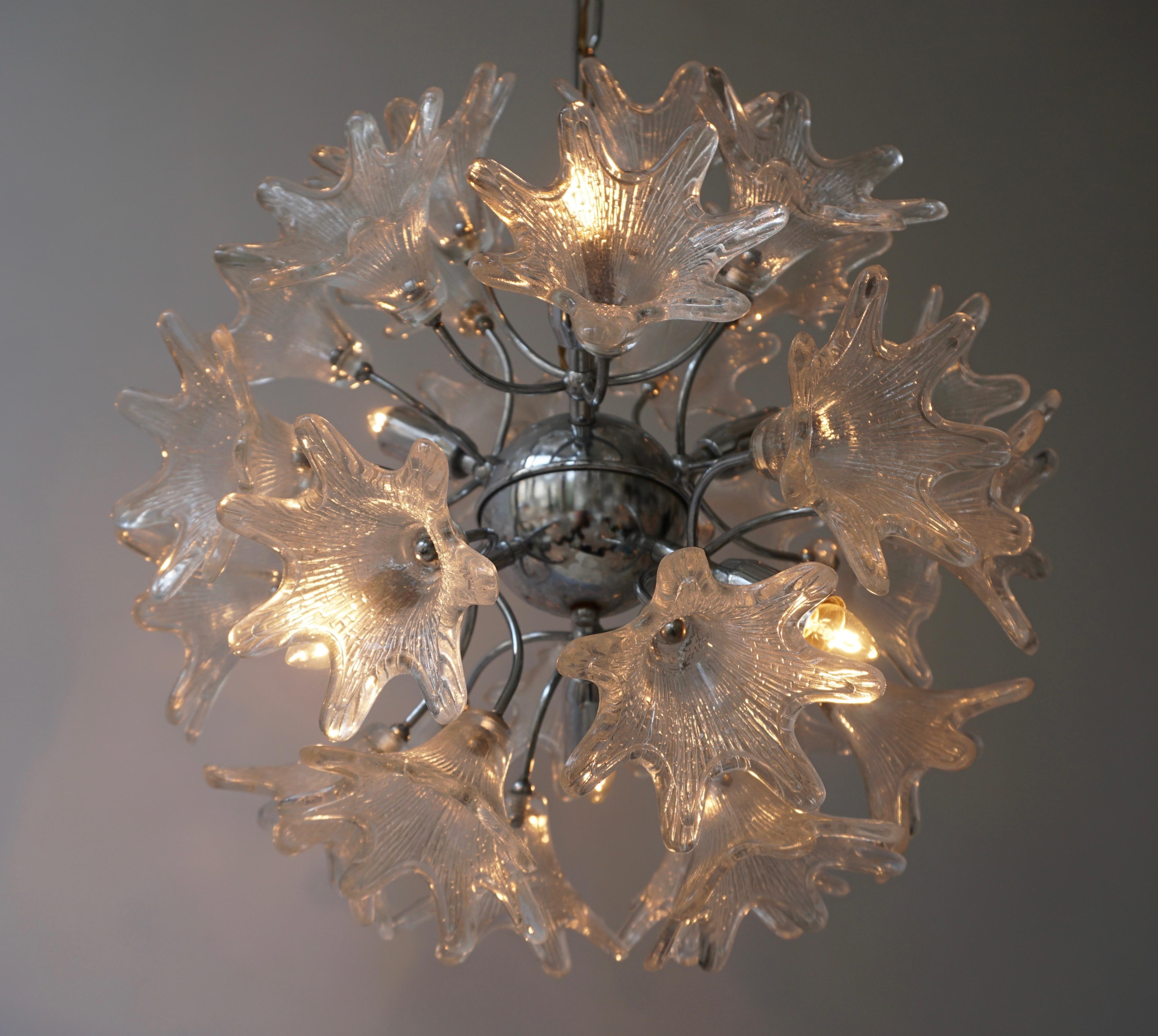 Two Murano Floral Sputnik Chandeliers with Textured Clear Petals In Good Condition For Sale In Antwerp, BE