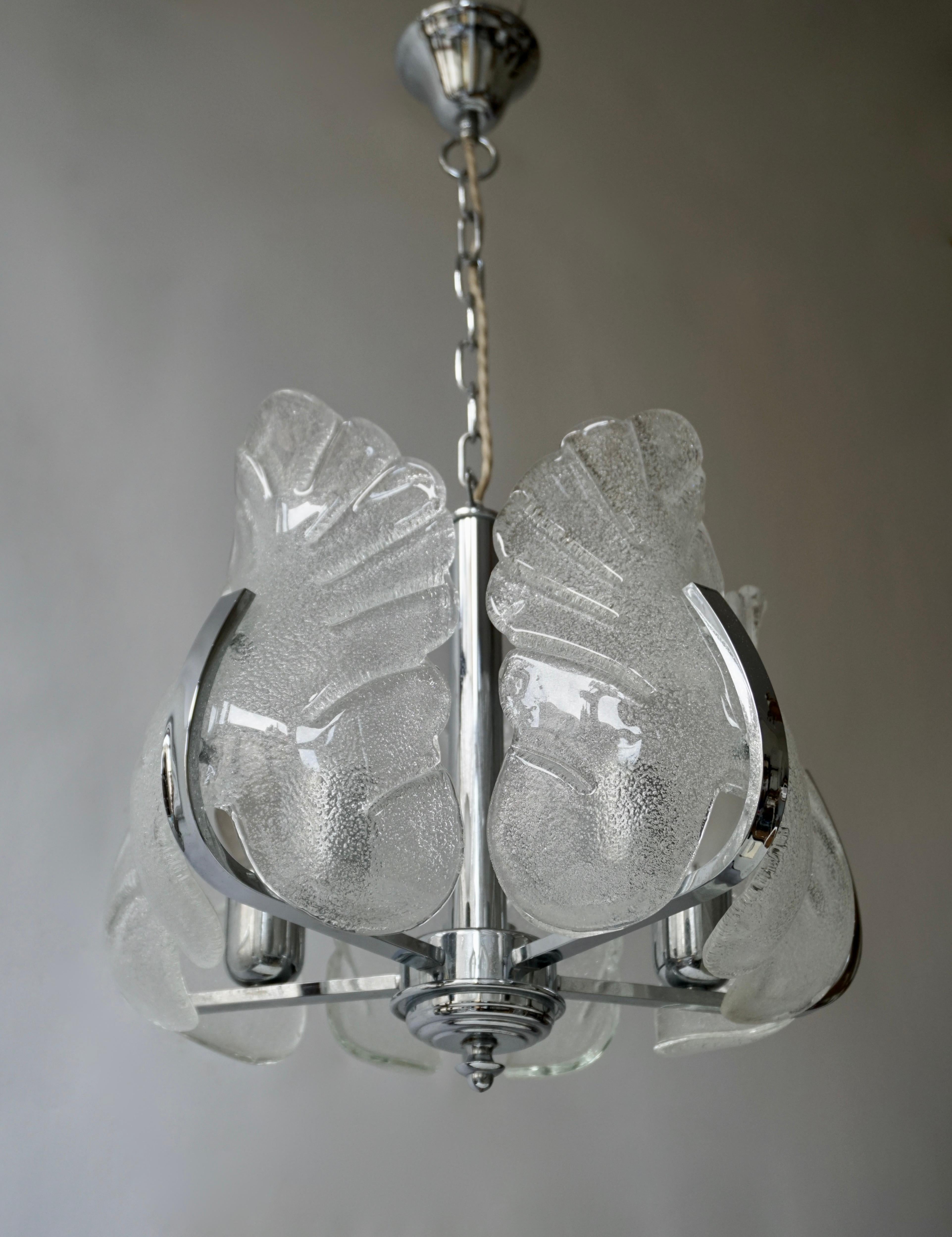 Deux lampes à suspension en verre de Murano et chrome en vente 3