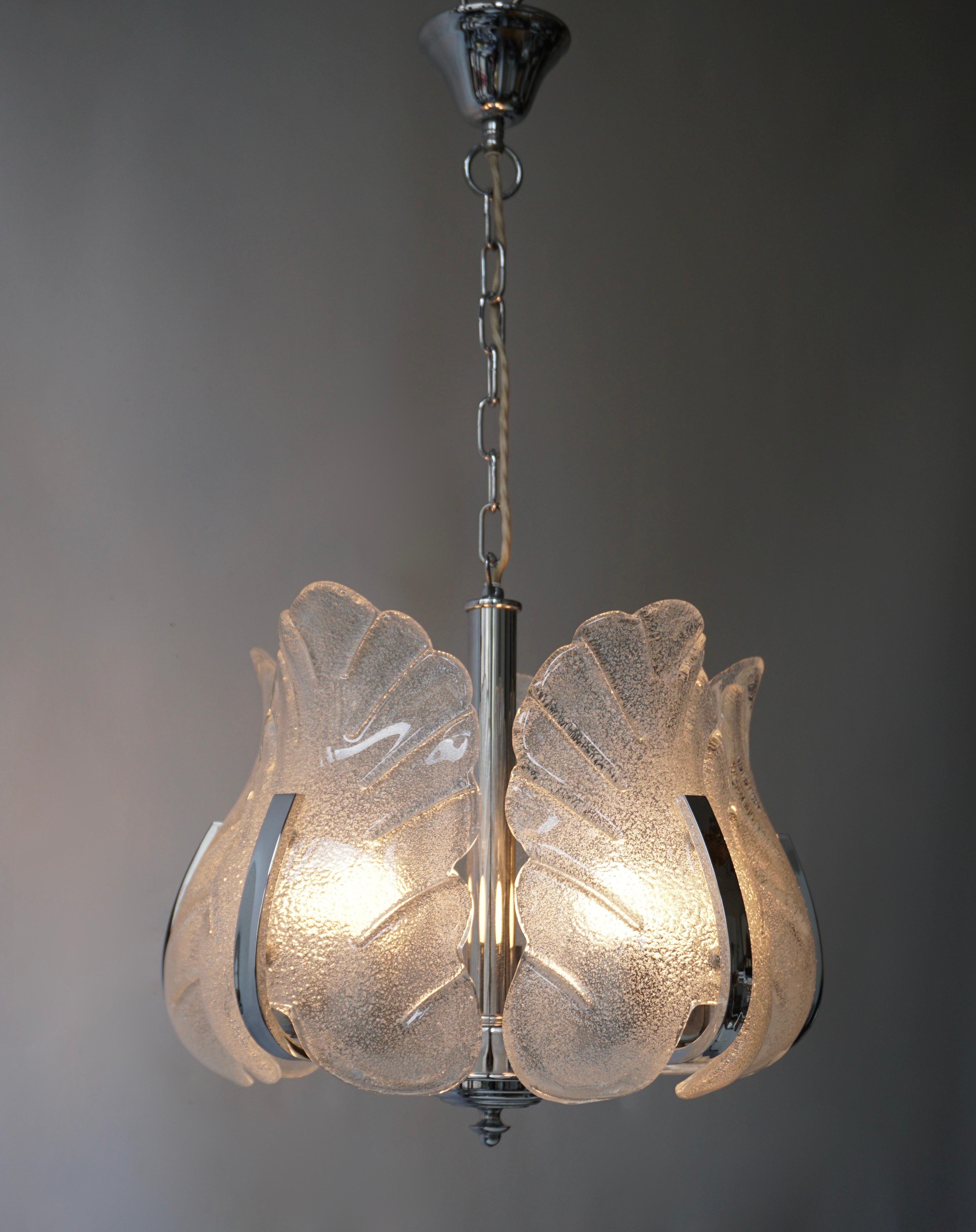 Deux lampes à suspension en verre de Murano et chrome en vente 4