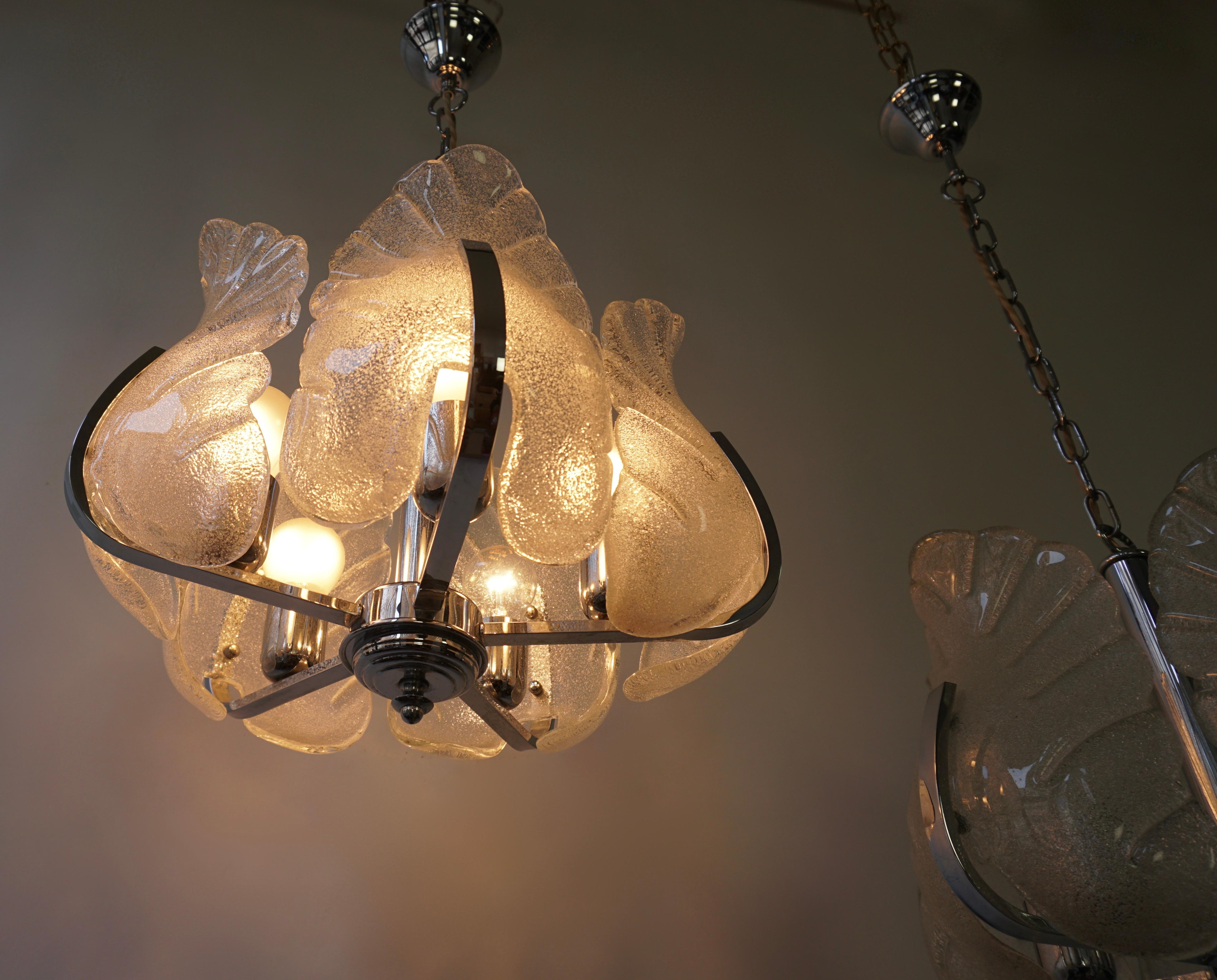 italien Deux lampes à suspension en verre de Murano et chrome en vente