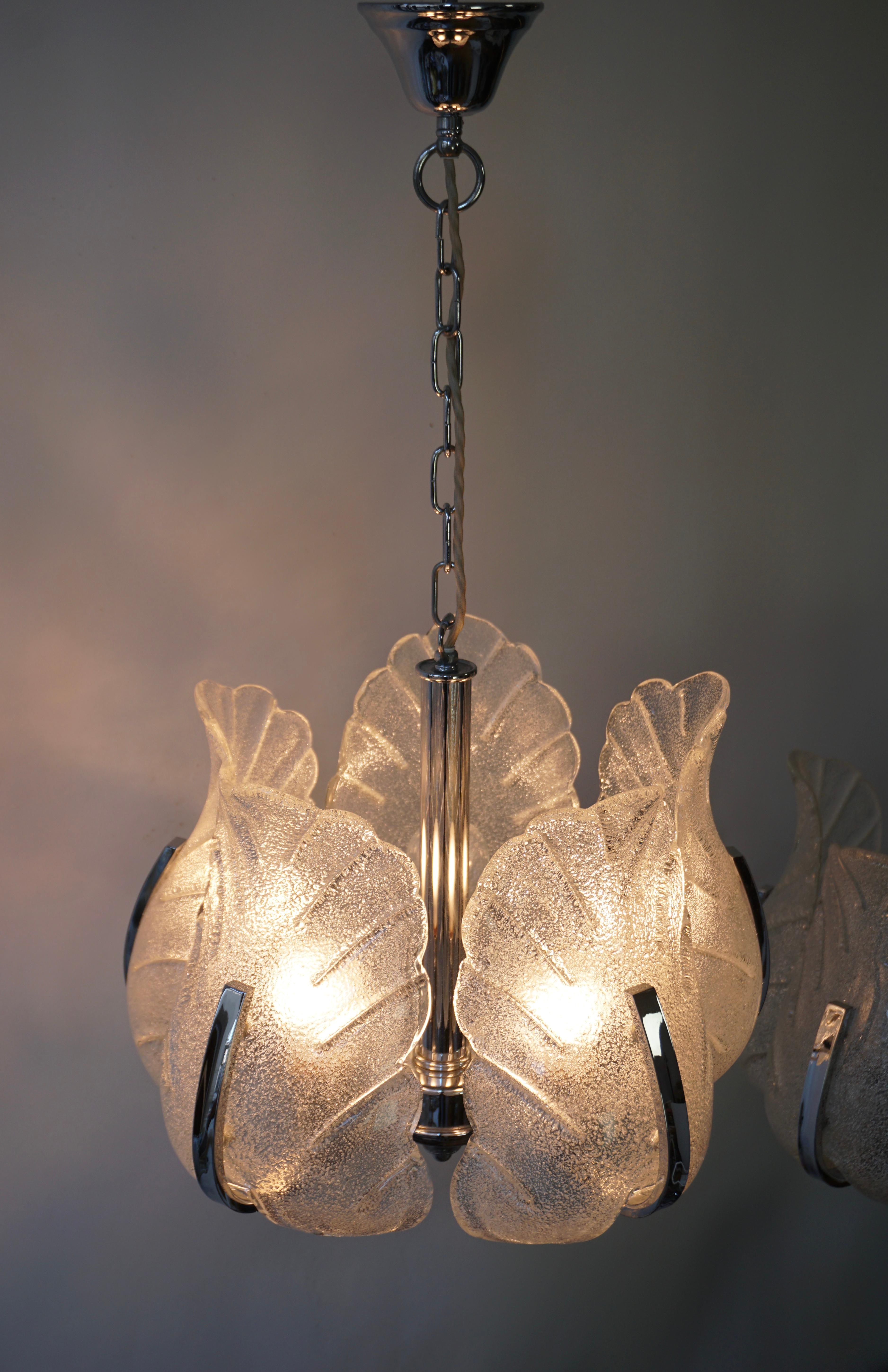 Two Murano Glass and Chrome Pendant Lights In Good Condition For Sale In Antwerp, BE