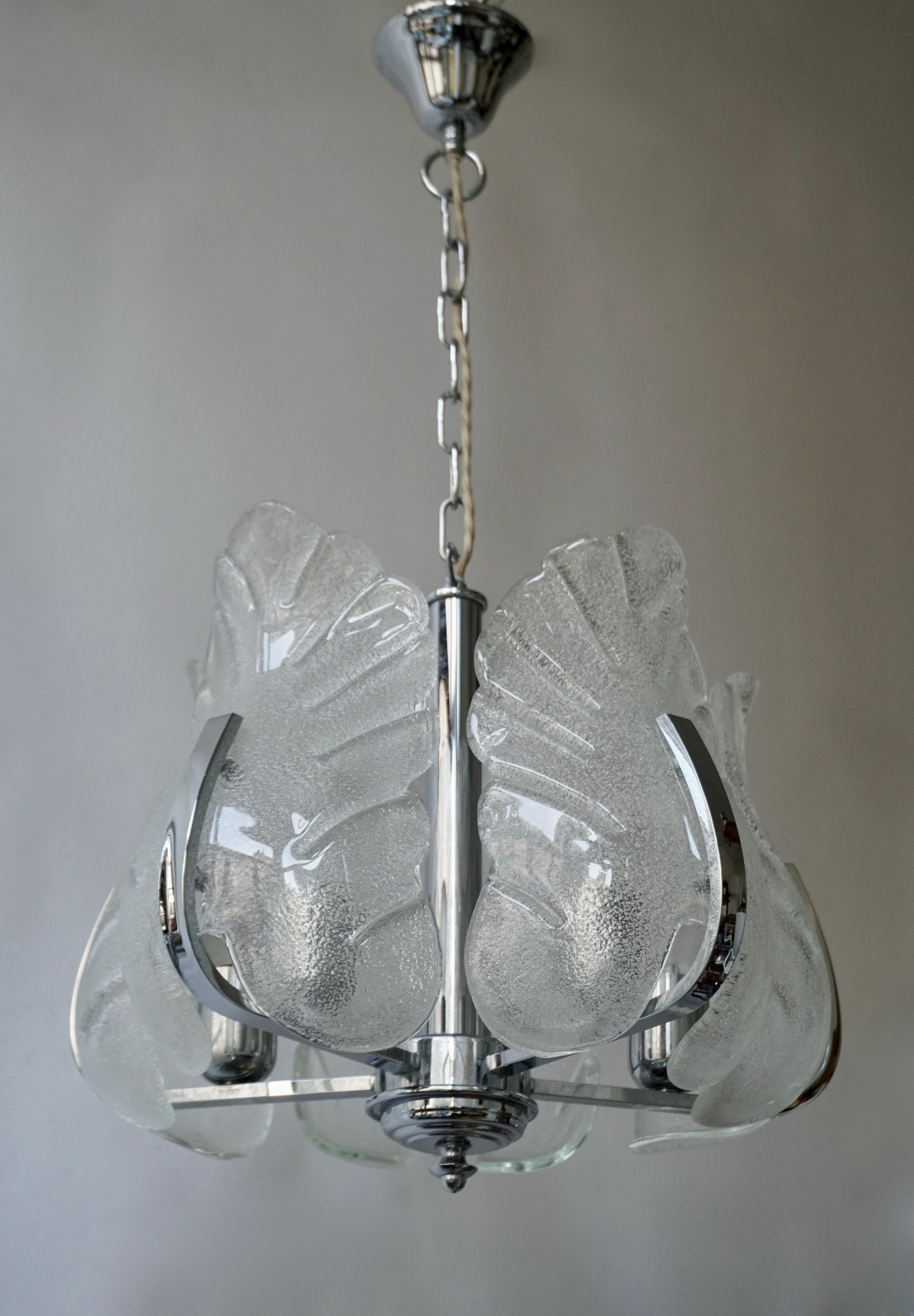 20ième siècle Deux lampes à suspension en verre de Murano et chrome en vente
