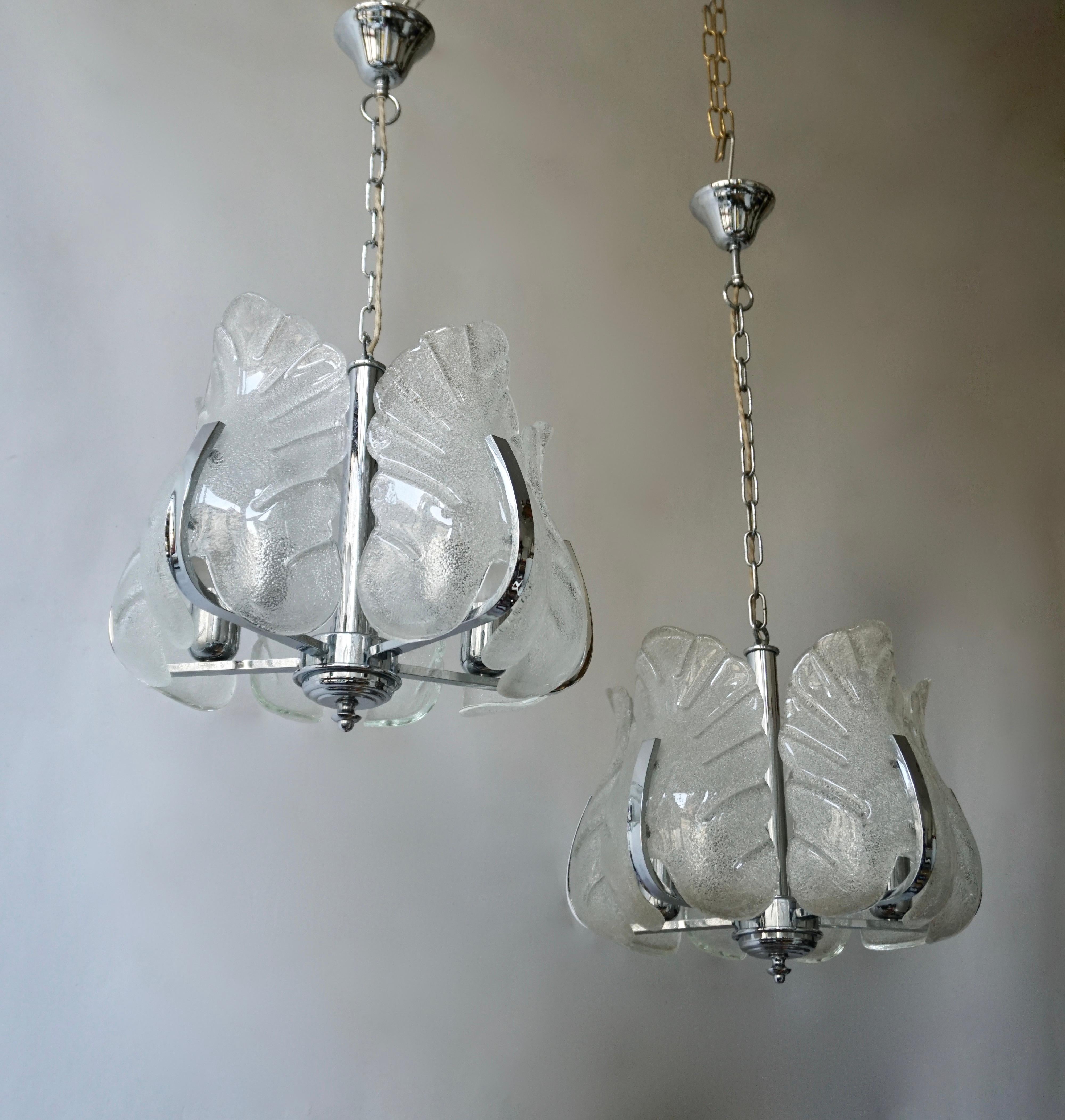Verre Deux lampes à suspension en verre de Murano et chrome en vente