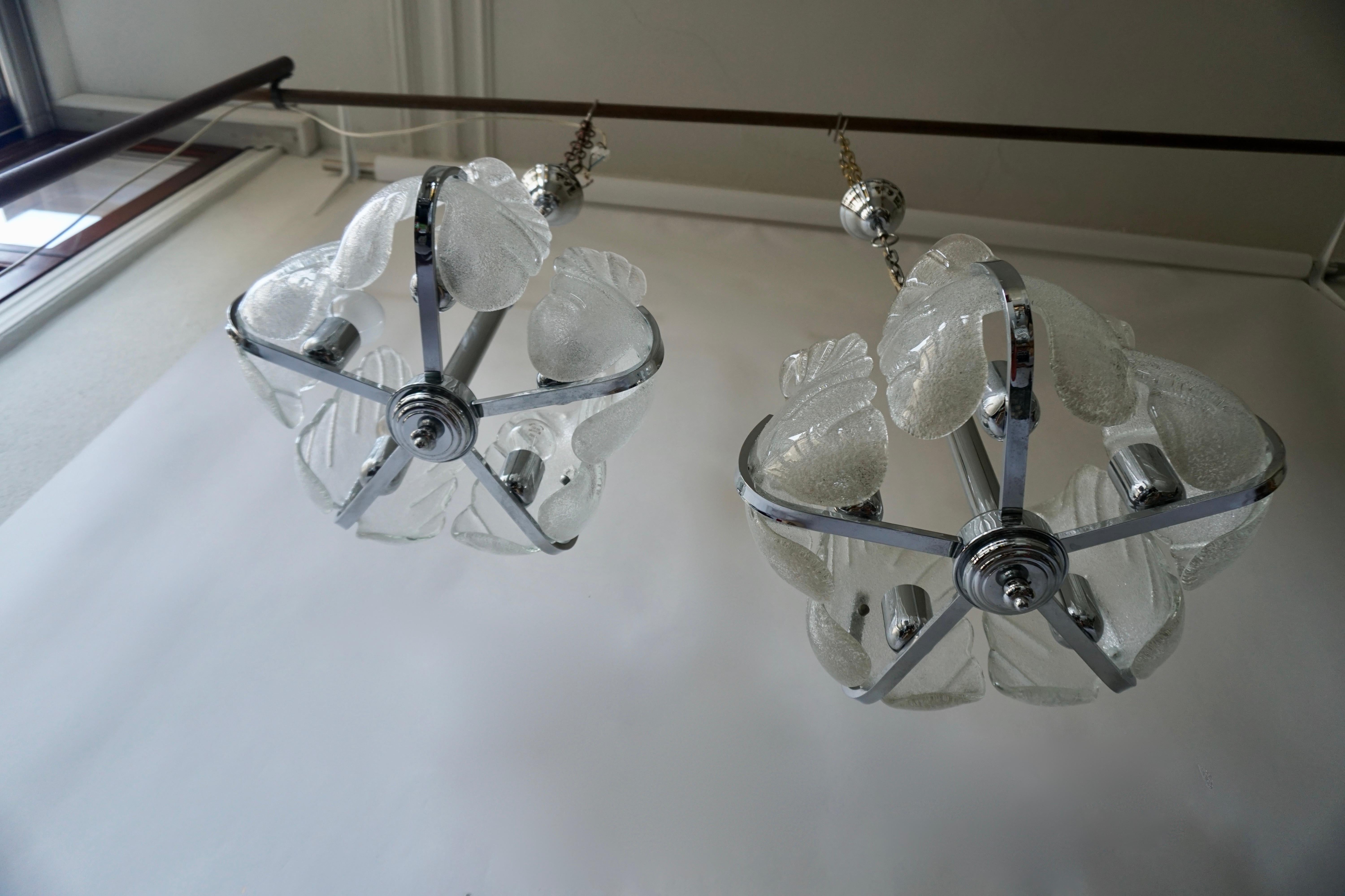 Deux lampes à suspension en verre de Murano et chrome en vente 1