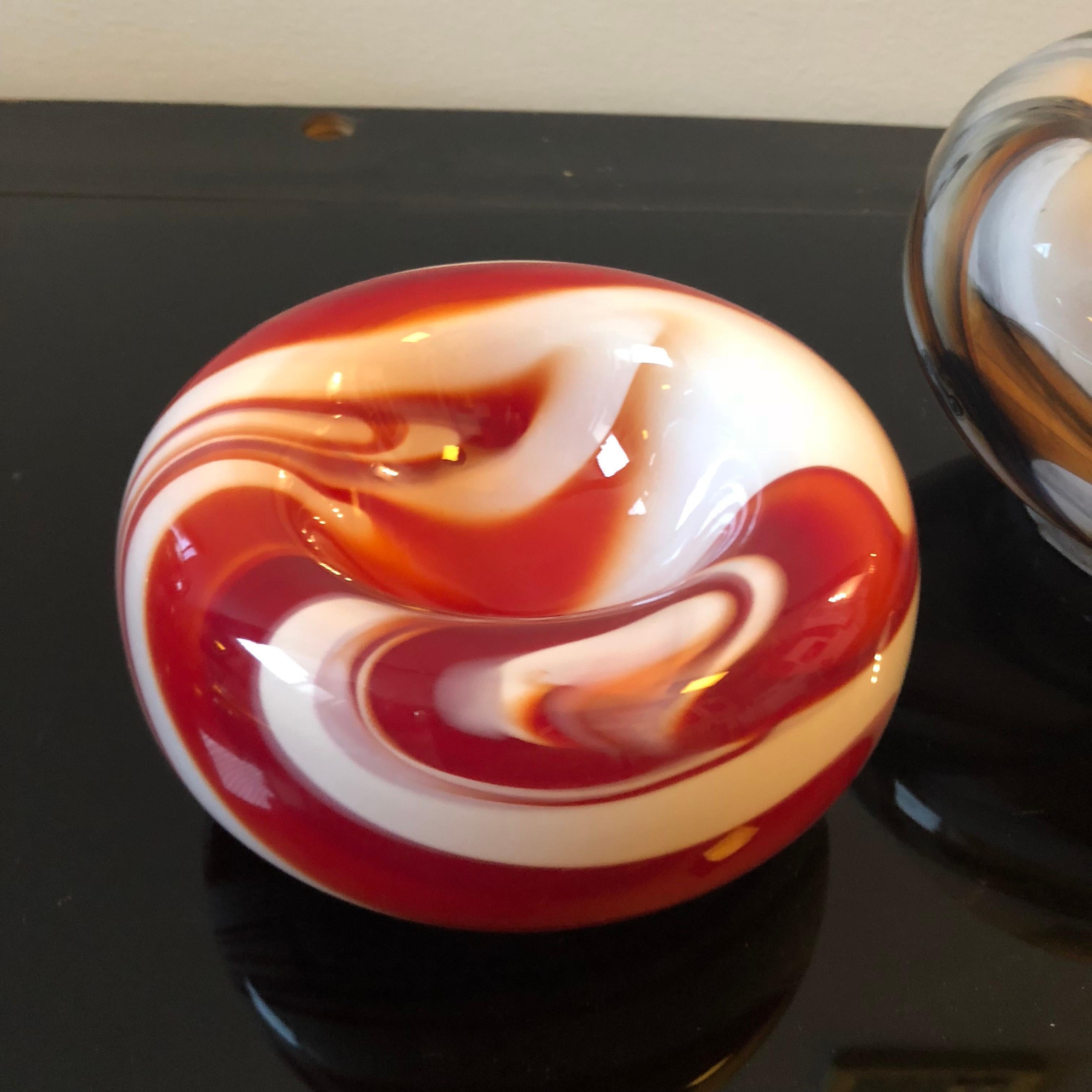 Set of two white, red and brown opaline ashtrays designed by Carlo Moretti for Opaline Florence in perfect conditions.
Biggest ashtray size is height cm 10 and diameter cm 16.