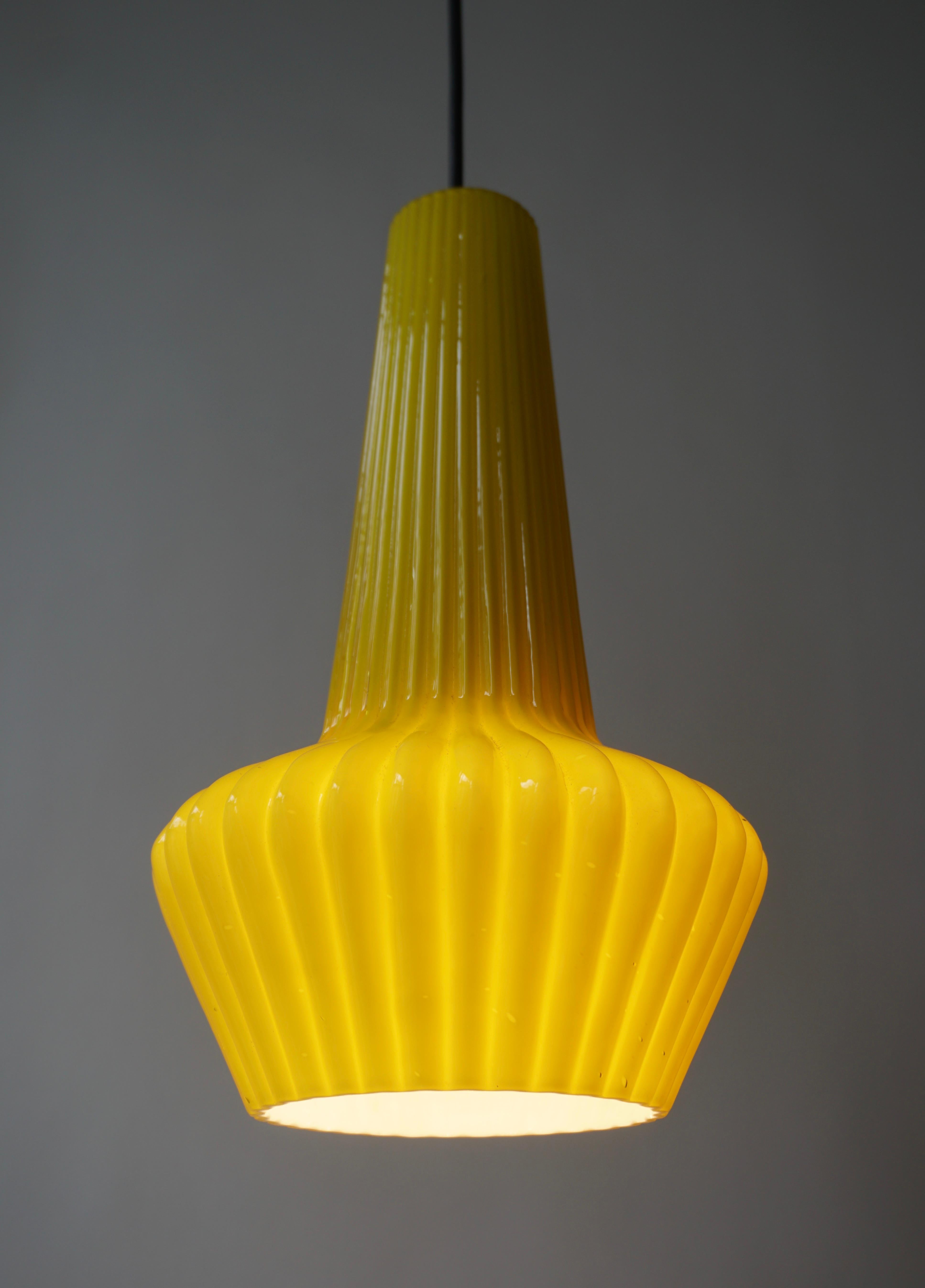 Deux lampes suspendues en verre de Murano jaune Bon état - En vente à Antwerp, BE