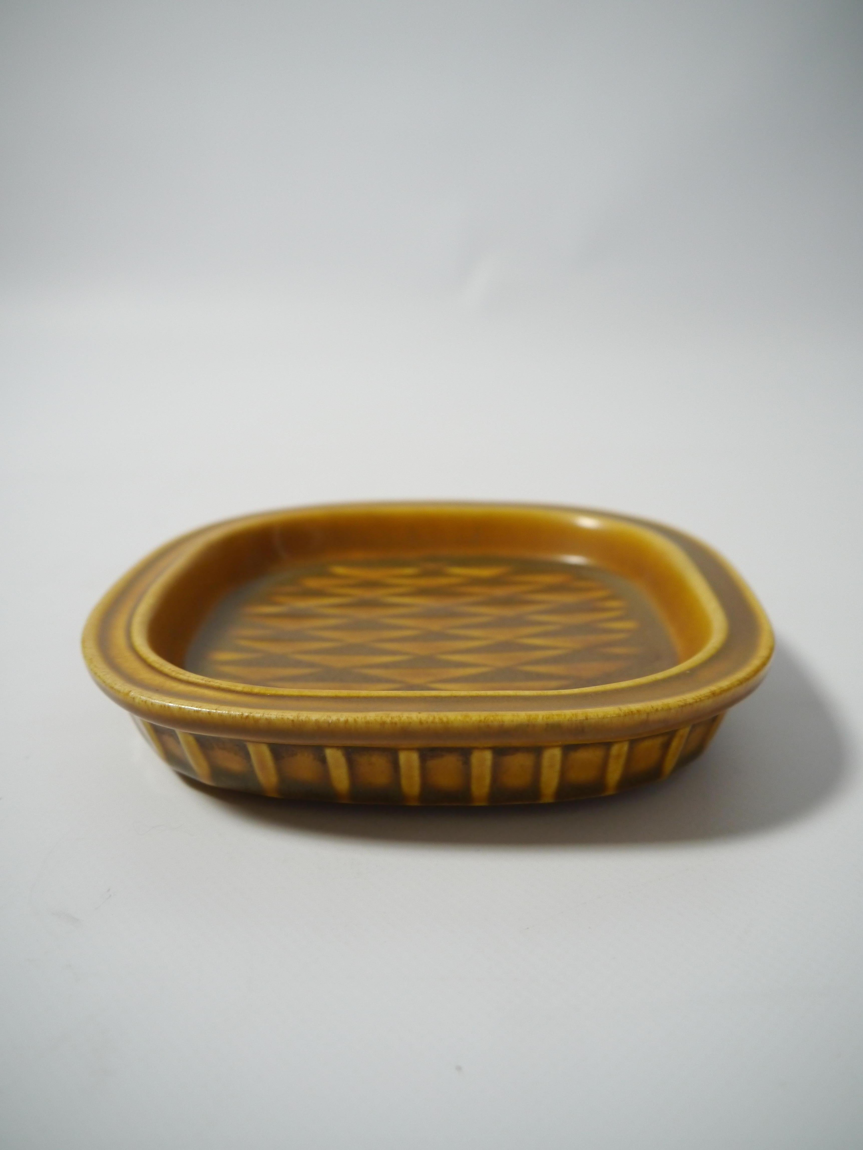 Two Mustard Yellow Ceramic Plates by Gunnar Nylund for Rörstrand, Sweden, 1950s In Good Condition For Sale In Barcelona, ES