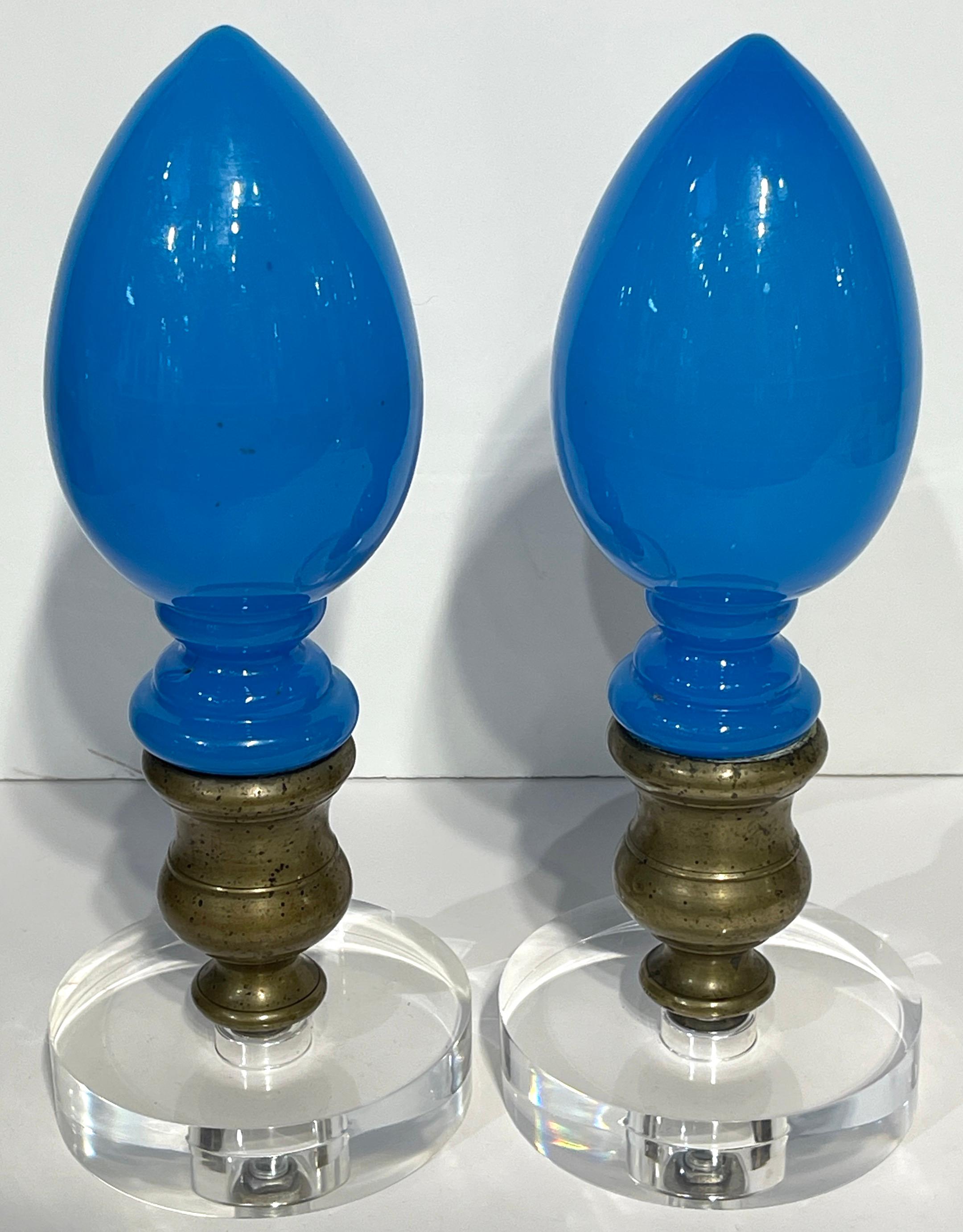 Newel-Post aus blauem Opal und Lucite im Stil Napoleons III., einzeln verkauft 
Frankreich, ca. 1850

Verschönern Sie Ihr Interieur mit diesen exquisiten Napoleon III Blue Opaline & Lucite Newel Posts, jedes ein einzigartiges Stück französischer