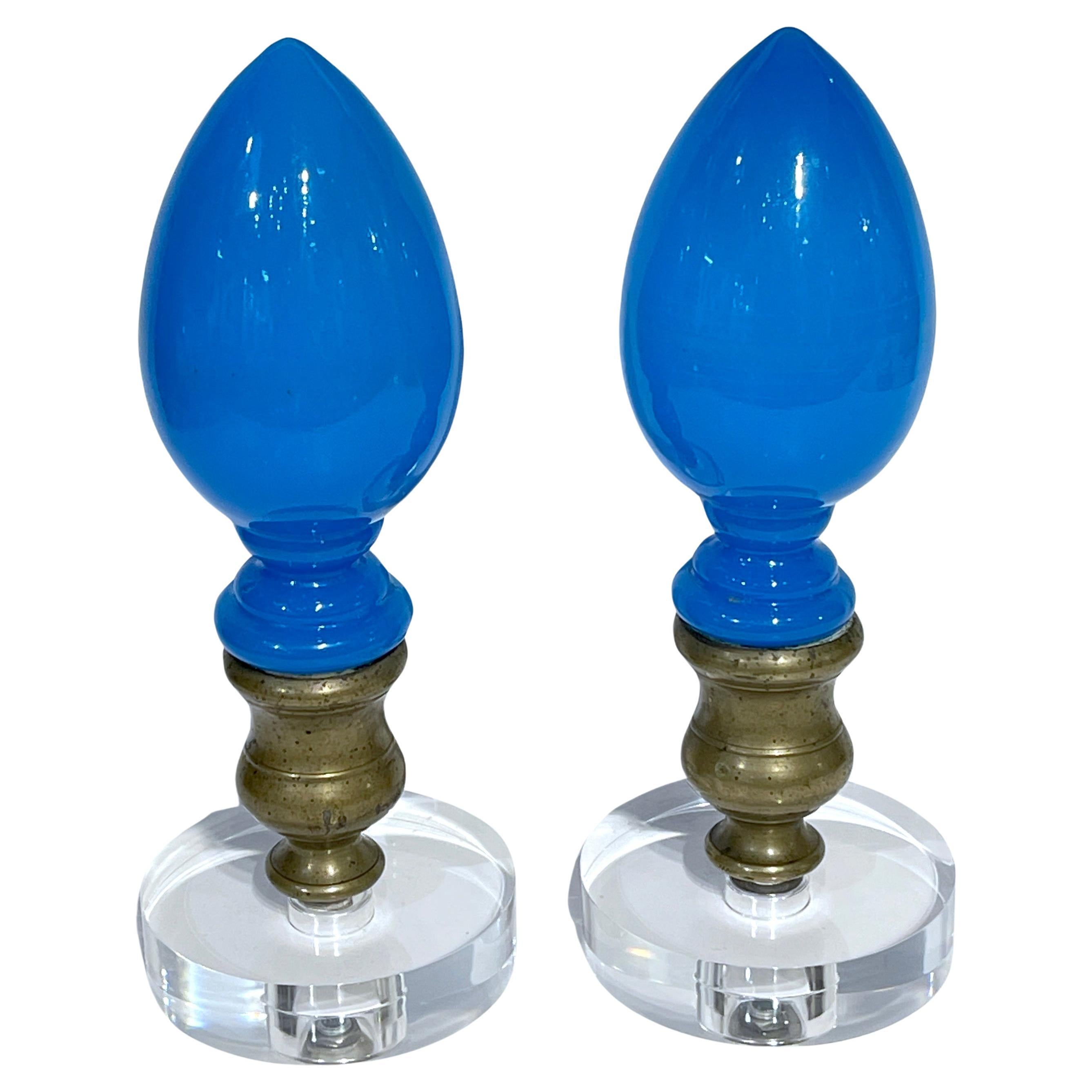 Deux poteaux de Newel Napoléon III en opaline bleue et lucite, vendus individuellement 
