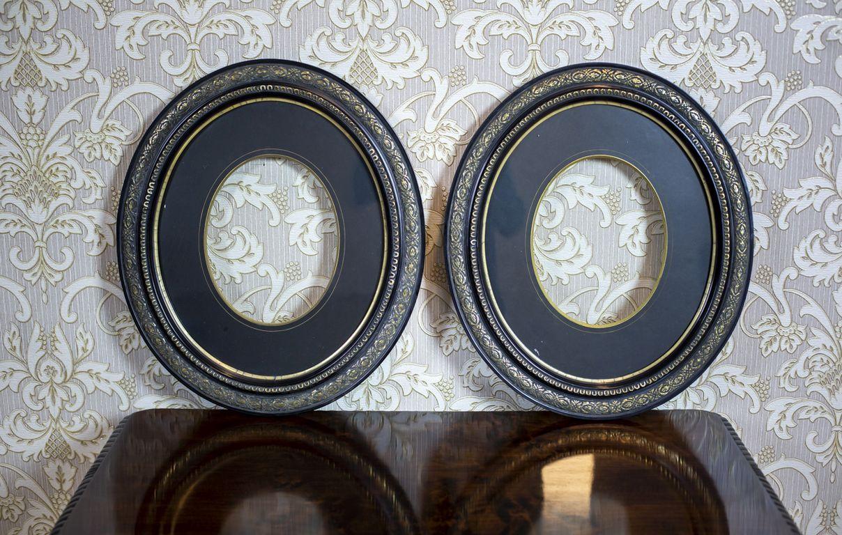 We present you two big Napoleon III frames for portraits or engravings in the form of medallions.
The frames have glass and passe-partout made of wood French-polished in black. In addition, a gilded ornamentation lane of moldings goes around the