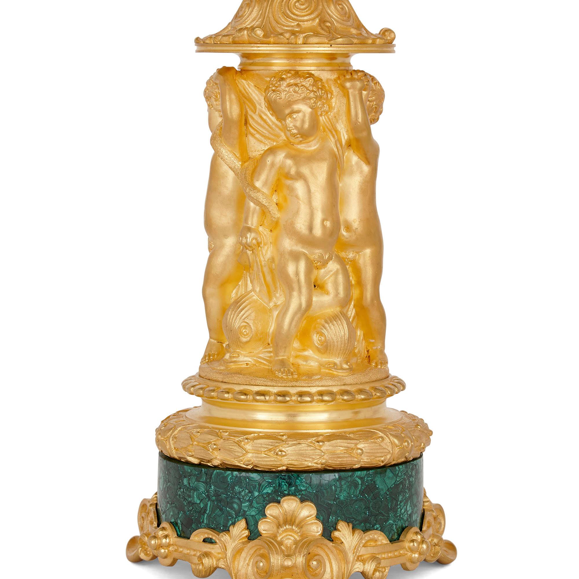 Dos candelabros neoclásicos de malaquita y bronce dorado de principios del siglo XIX Francés en venta