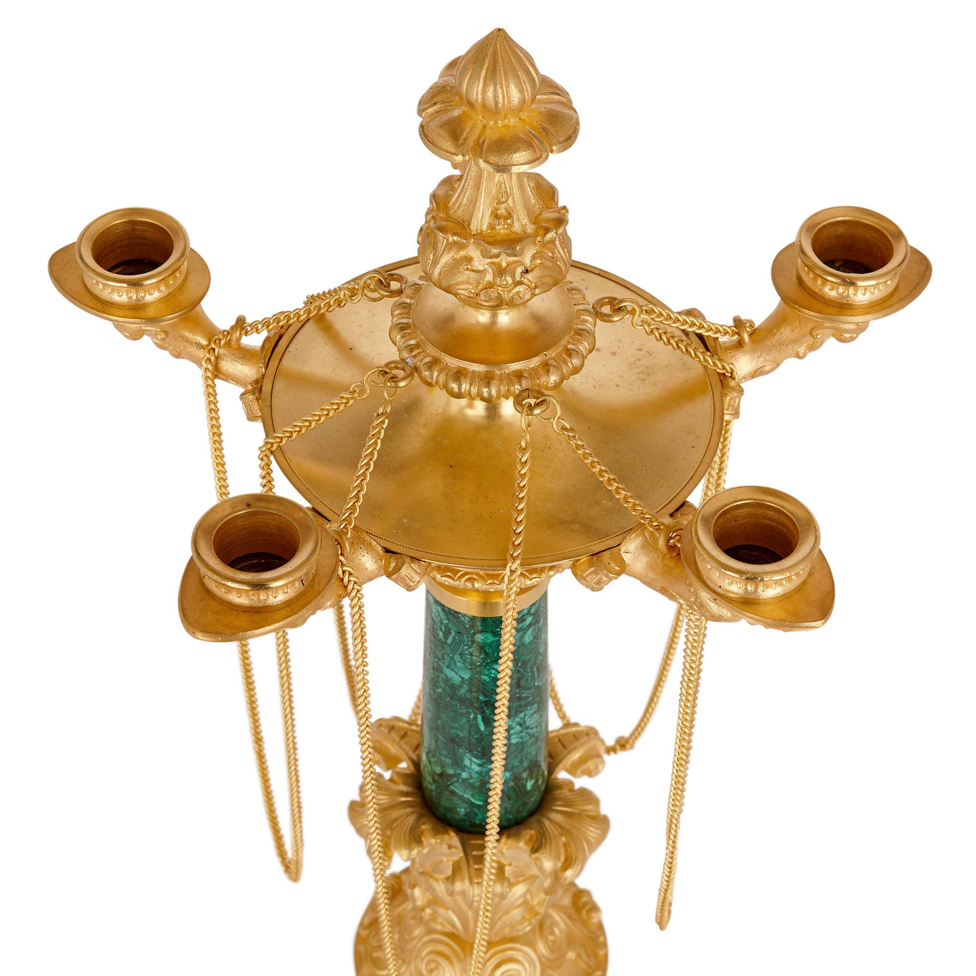 Dos candelabros neoclásicos de malaquita y bronce dorado de principios del siglo XIX en Bueno estado para la venta en London, GB