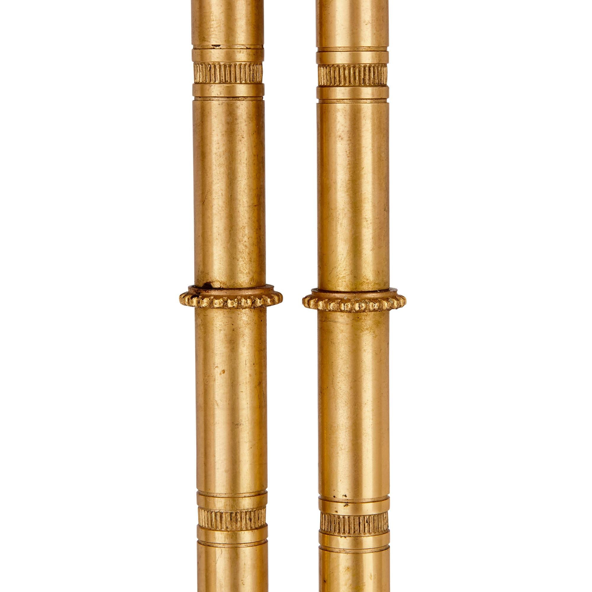 Deux tables d'appoint de style néoclassique en marbre, bronze doré et acajou Bon état - En vente à London, GB