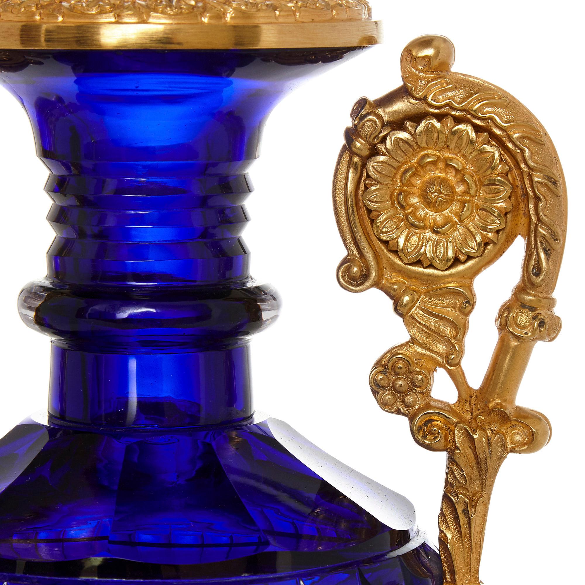 Zwei Vasen aus russischem geschliffenem Glas und Goldbronze im neoklassischen Stil (Neoklassisch) im Angebot