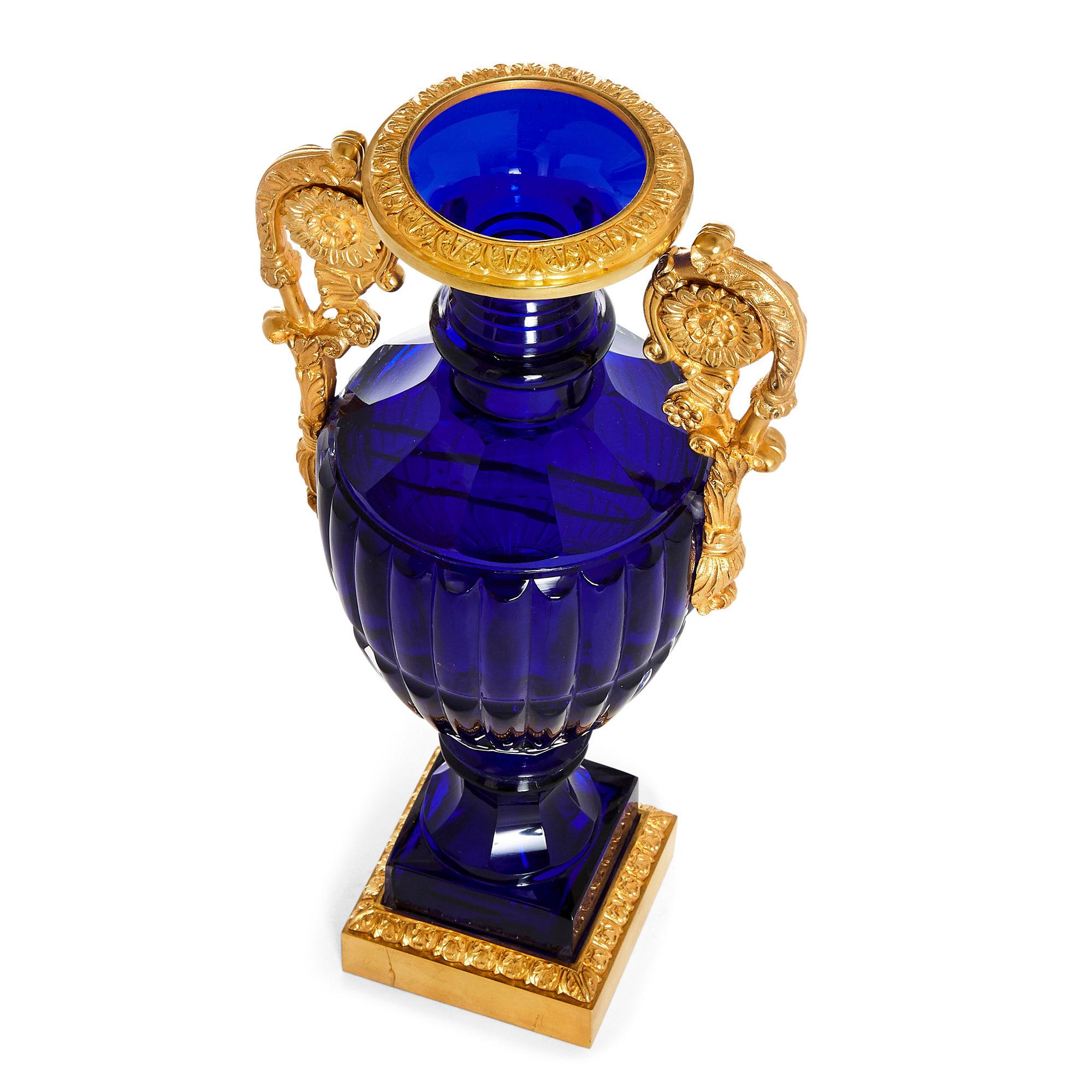 Zwei Vasen aus russischem geschliffenem Glas und Goldbronze im neoklassischen Stil (Russisch) im Angebot
